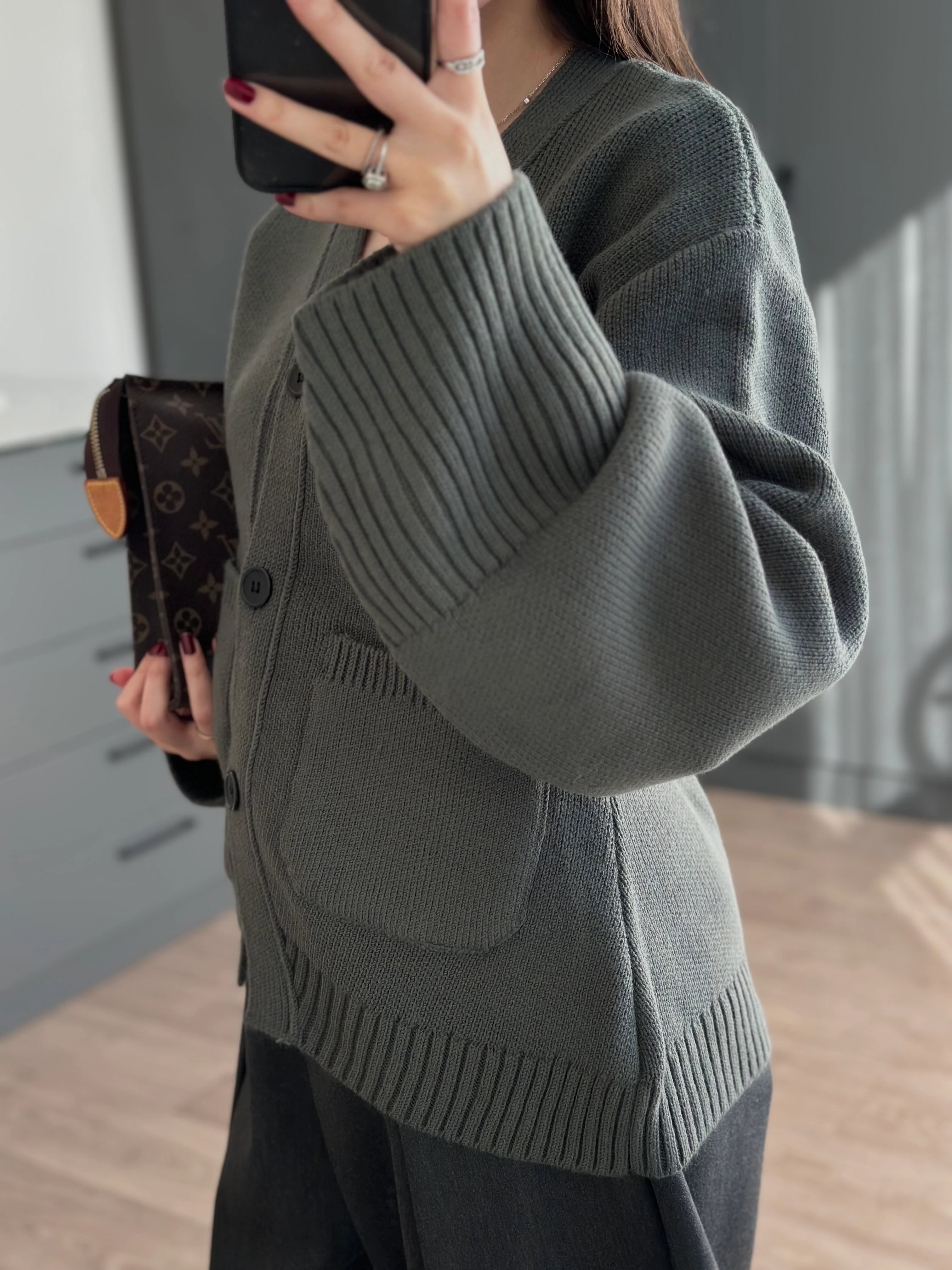 V YAKA CEP DETAYLI HAKİ TRİKO HIRKA