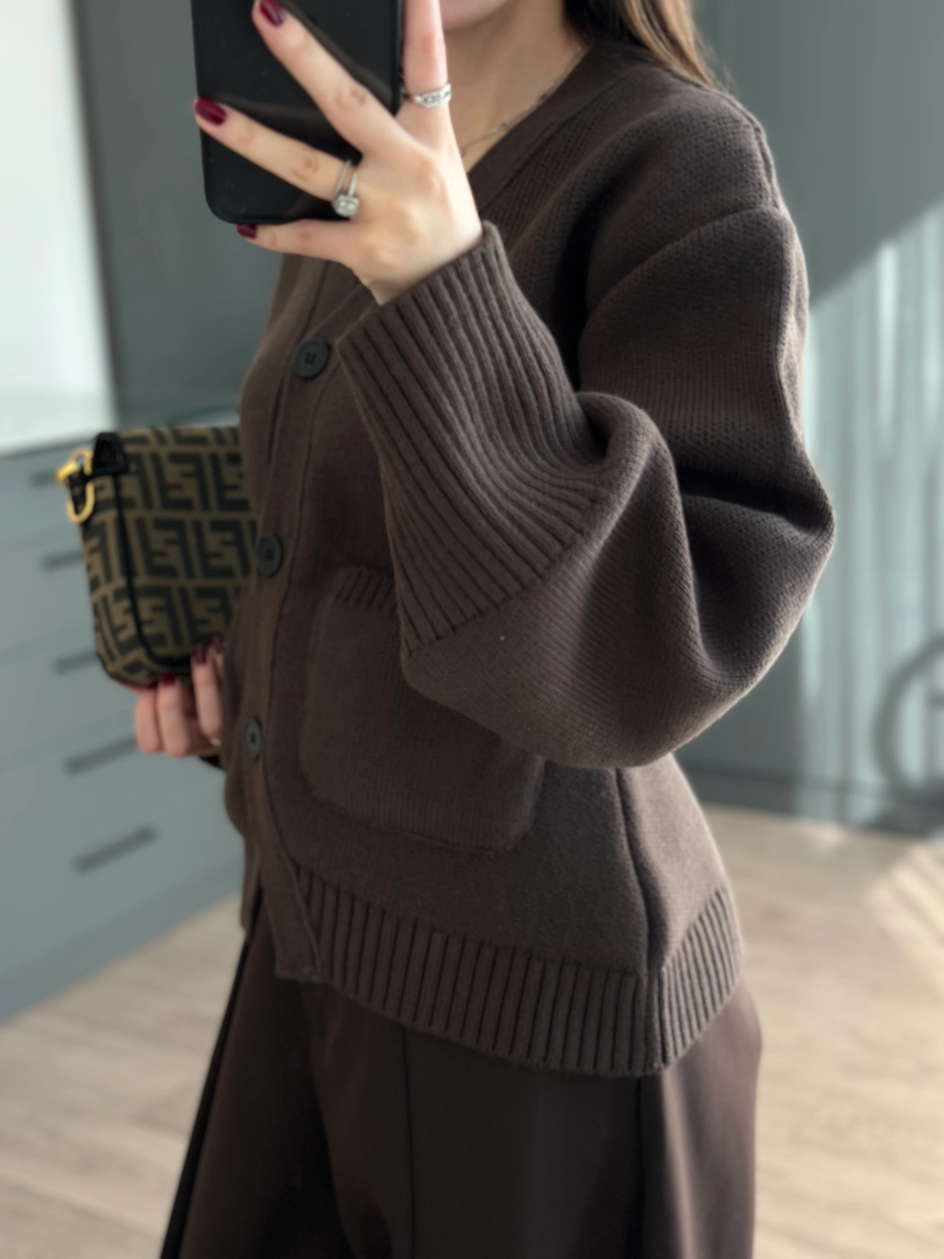 V YAKA CEP DETAYLI KAHVE TRİKO HIRKA