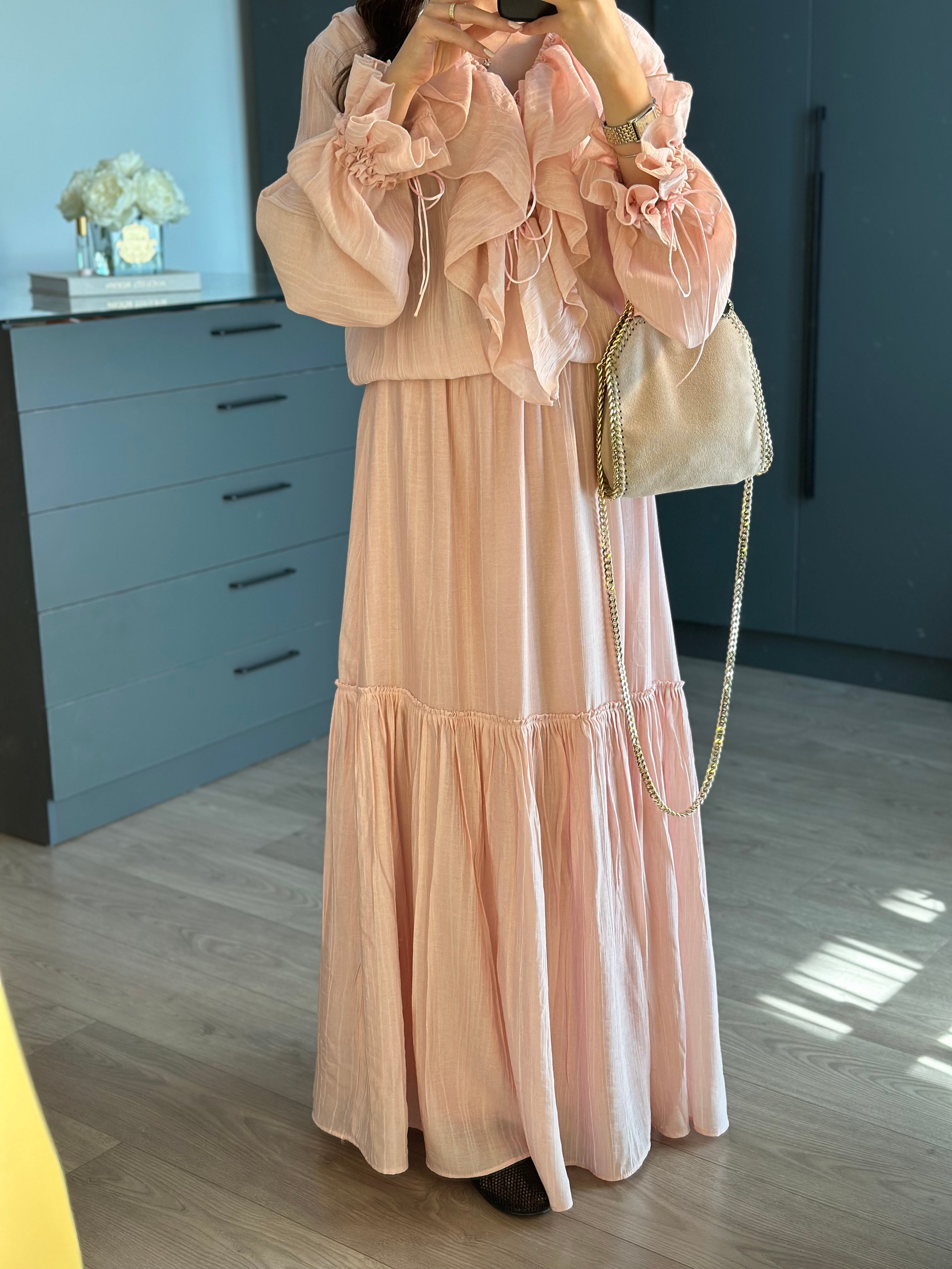 BELLIS TOZ PEMBE FIRFIRLI TASARIM MAXİ ELBİSE