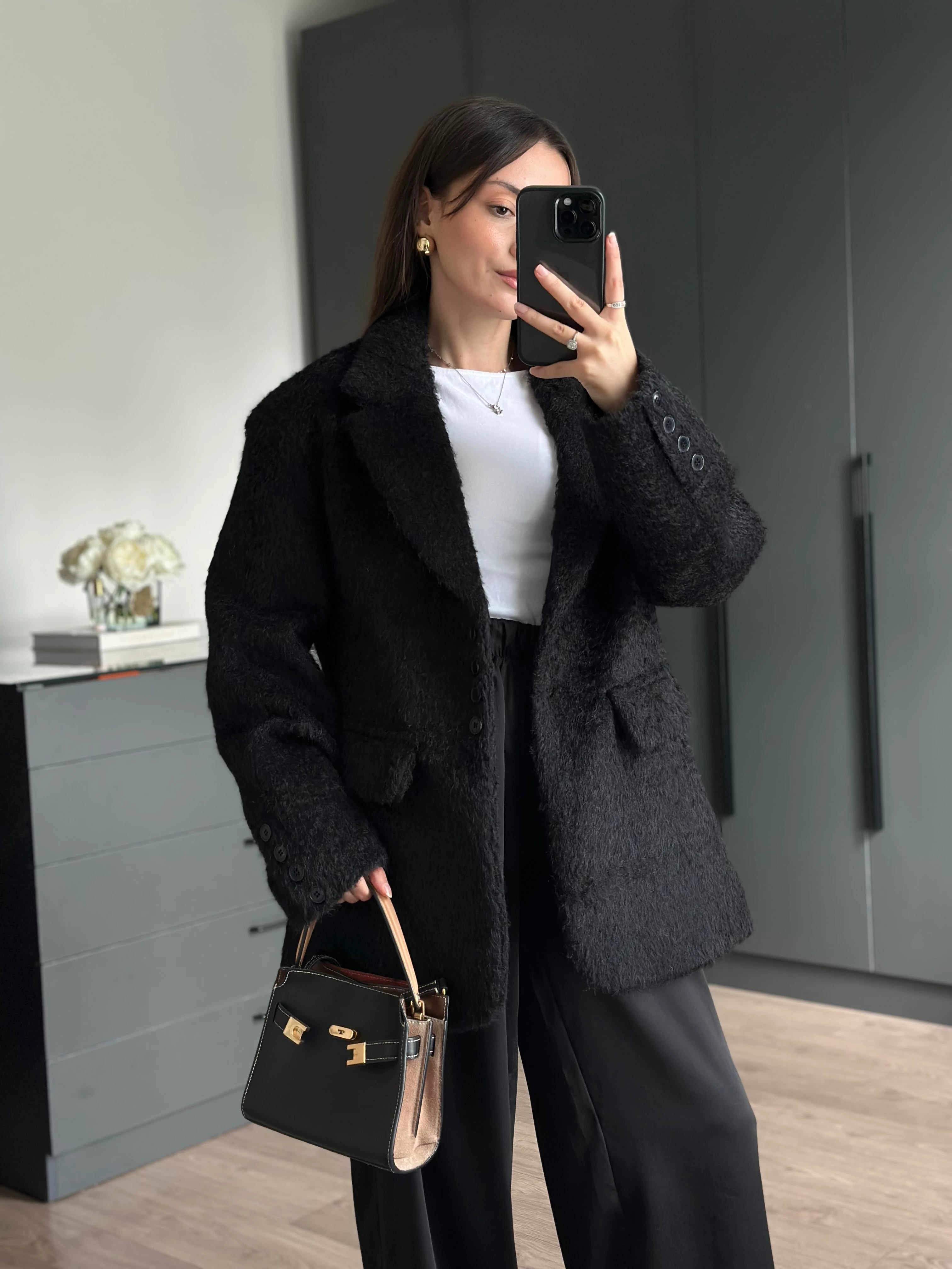 KIRÇILLI TÜYLÜ DÜĞMELİ SİYAH CEKET