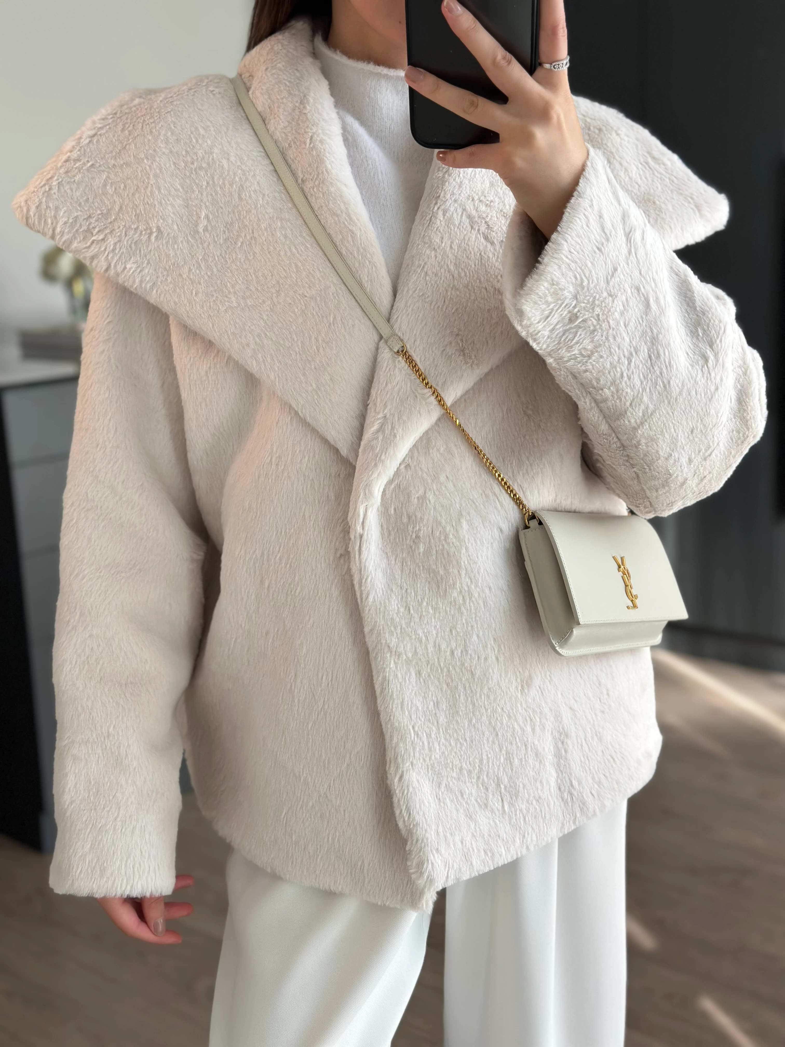 PELUŞ TASARIM YAKA BEYAZ CEKET 