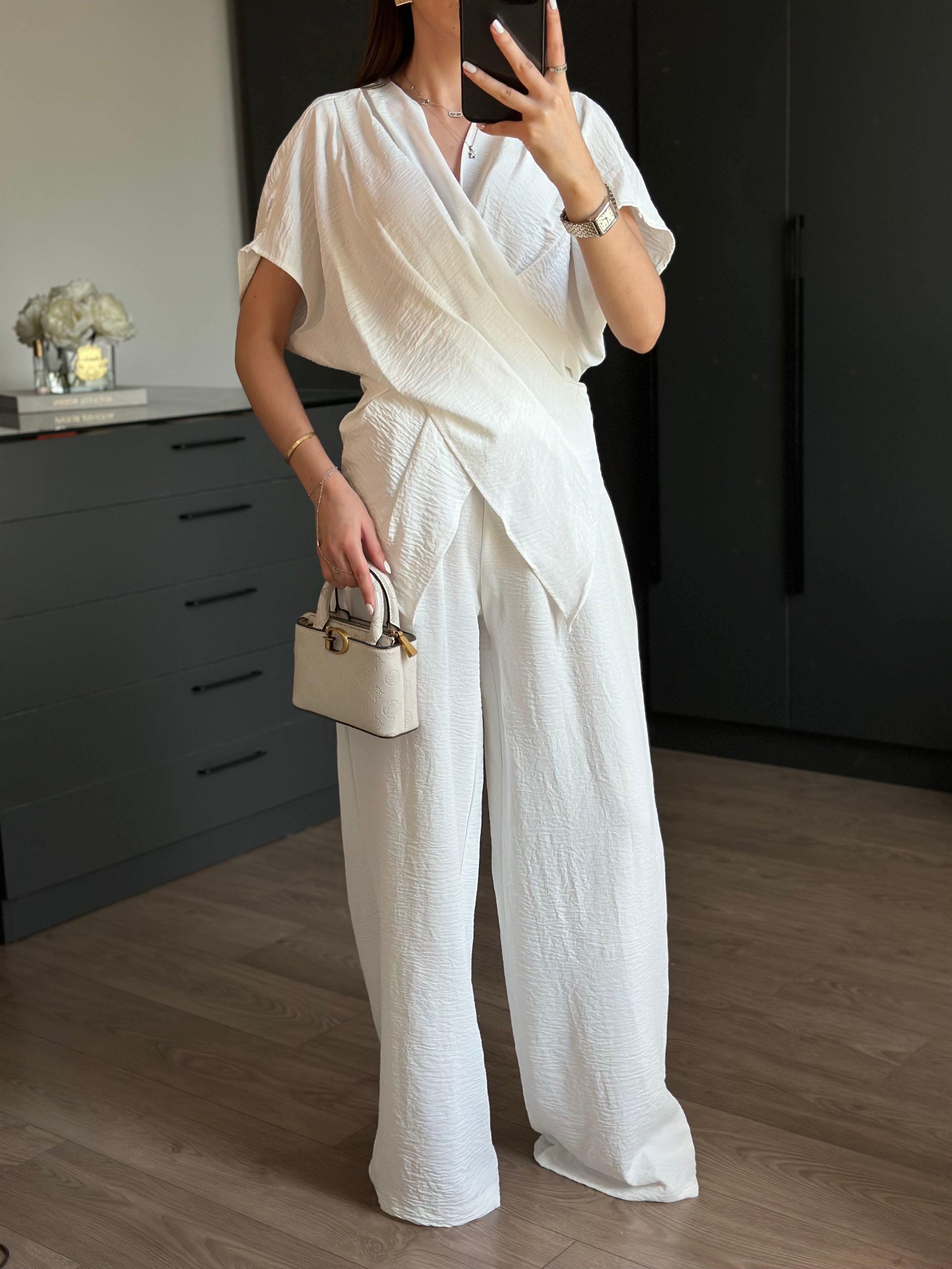 BEYAZ ASİMETRİK BLUZ PANTOLON TAKIM