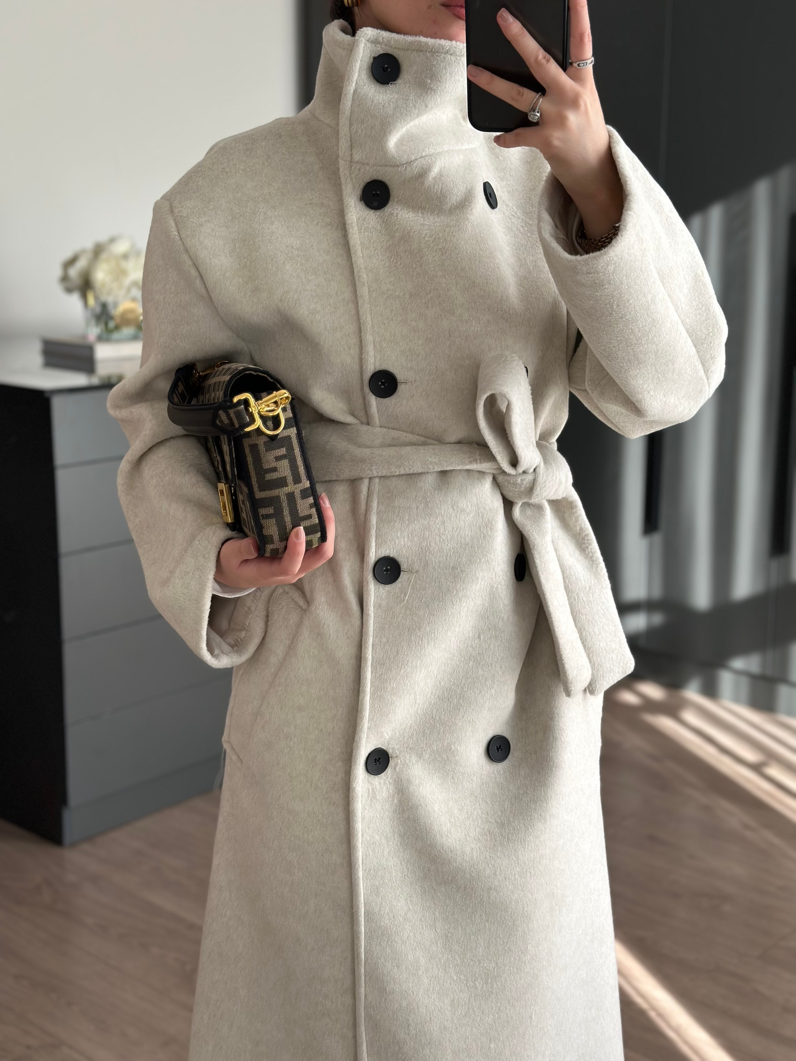 DİK YAKA KUŞAKLI UZUN YÜN BEJ PALTO