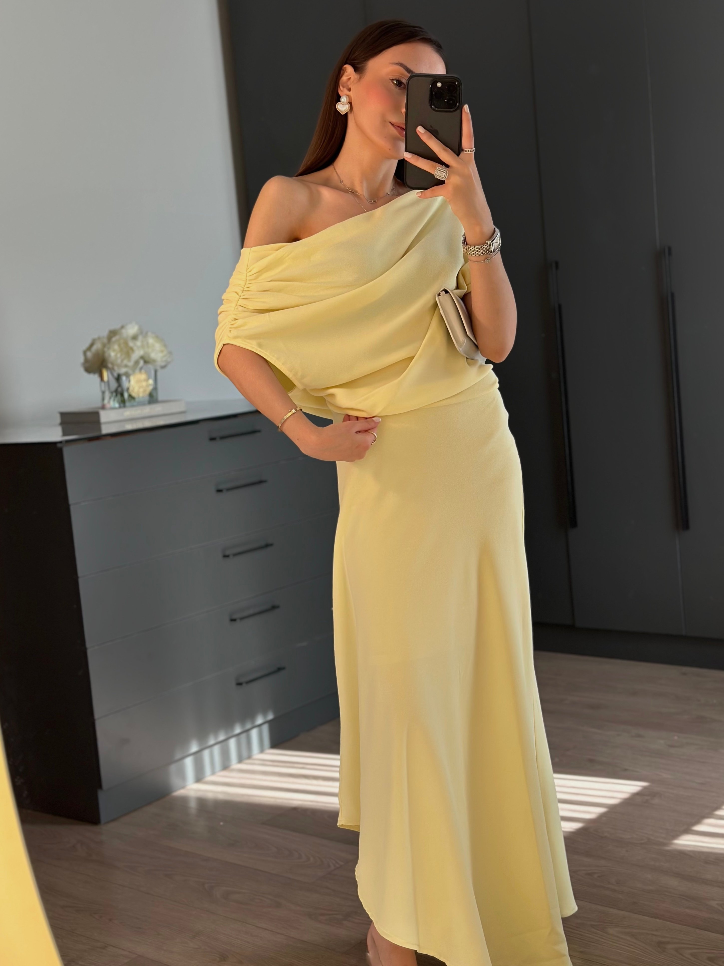 TASARIM YAKA ASİMETRİK SARI ELBİSE