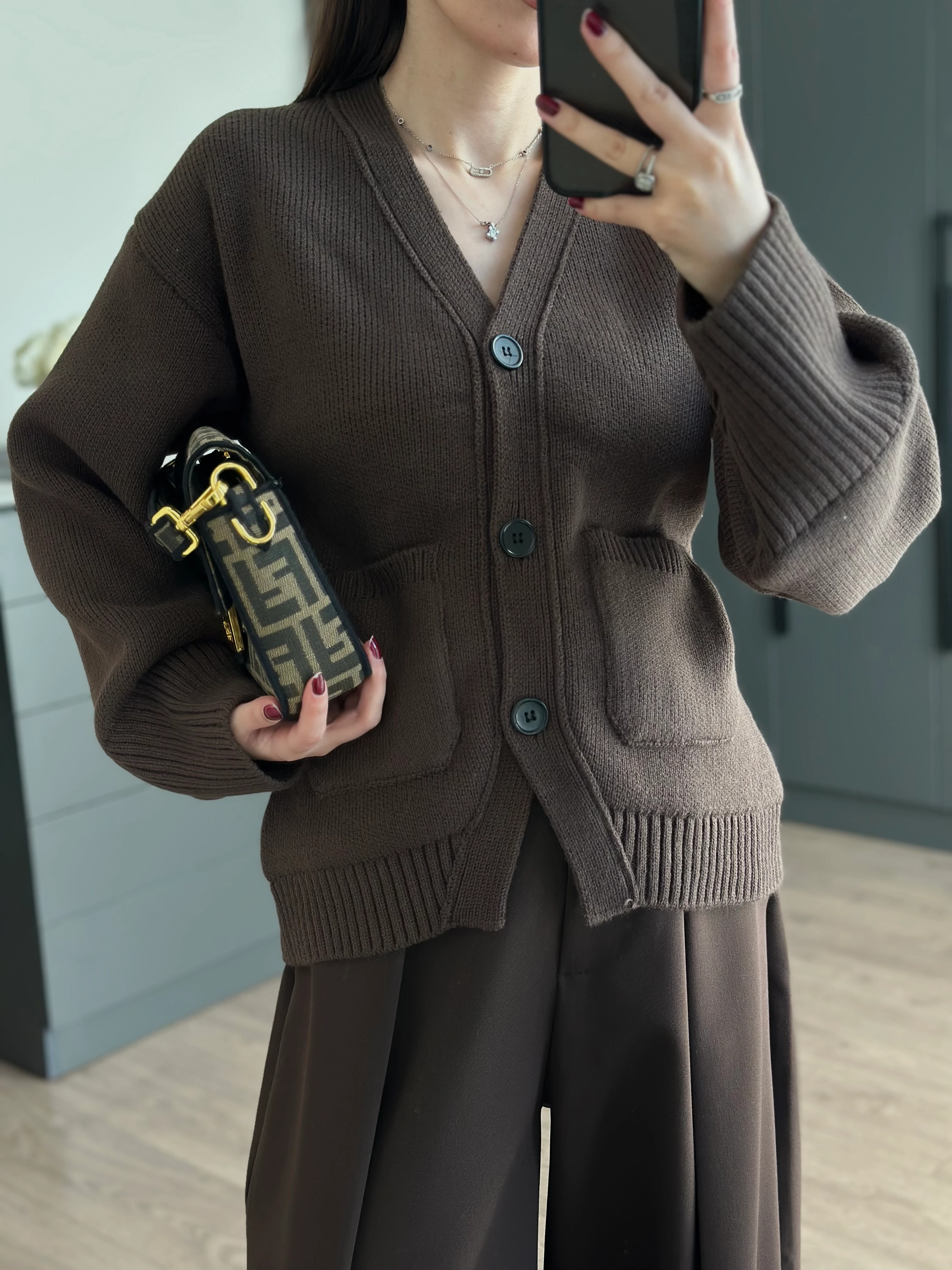 V YAKA CEP DETAYLI KAHVE TRİKO HIRKA