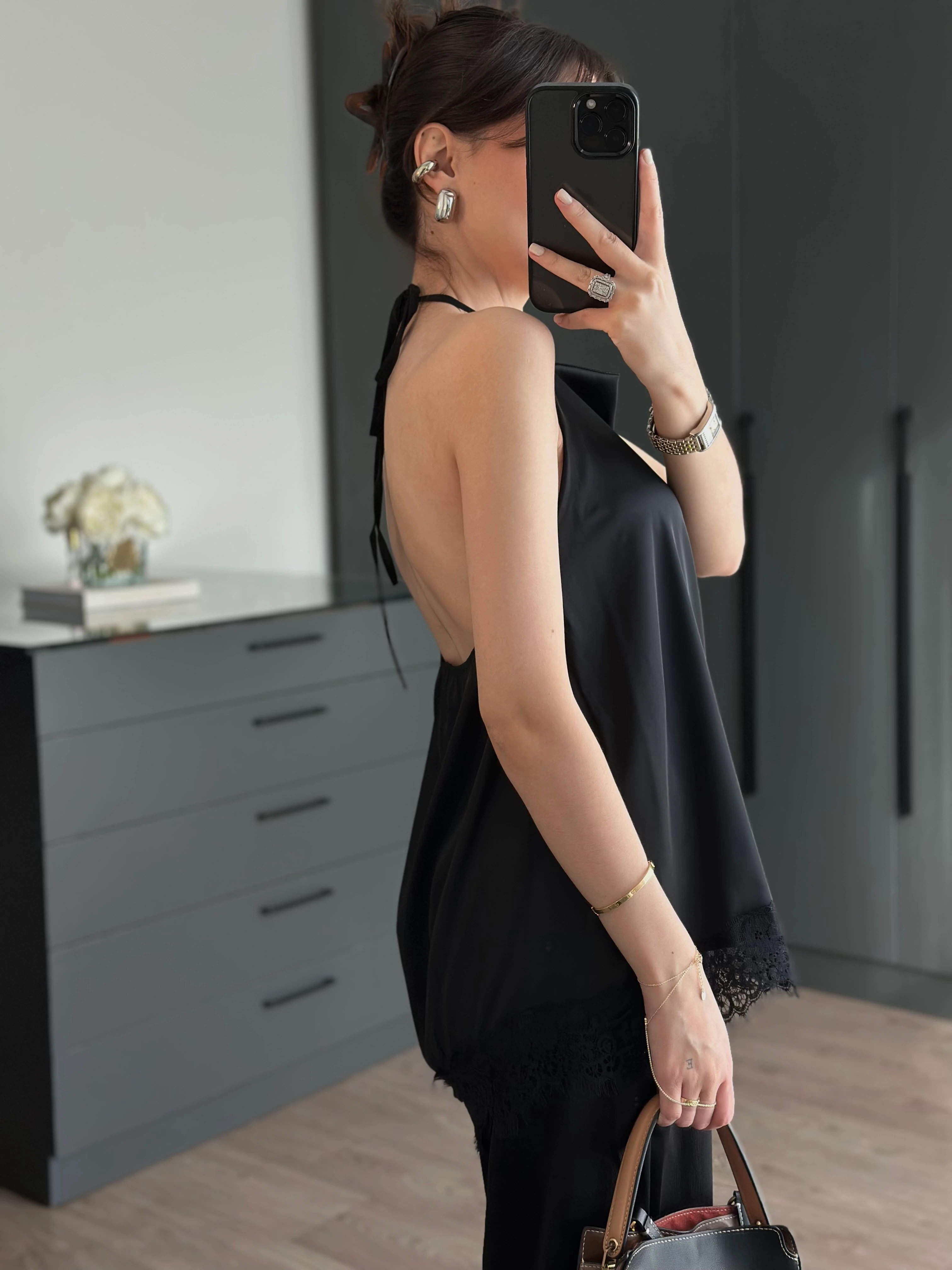 SİYAH DANTEL DETAYLI SATEN BLUZ