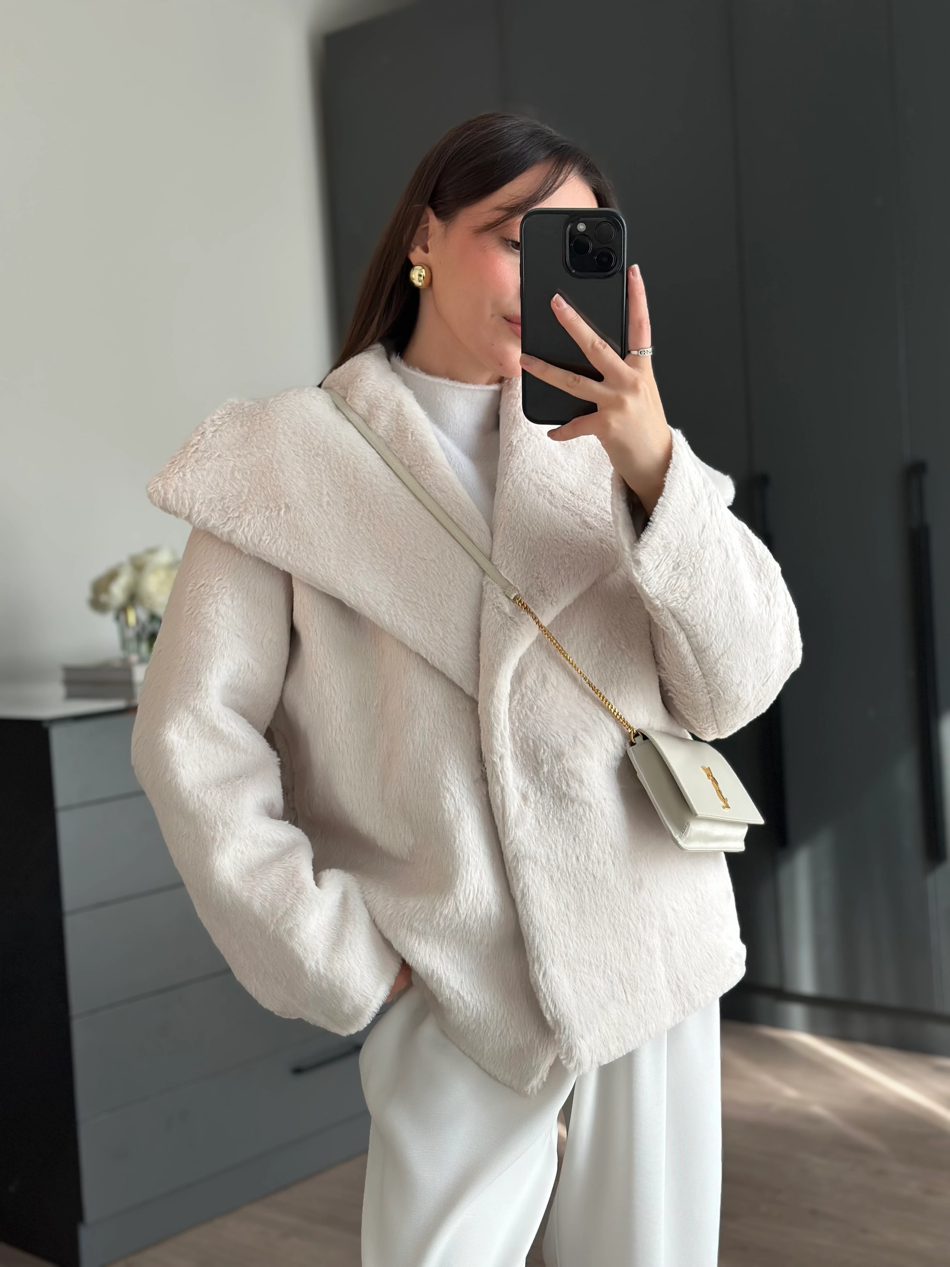 PELUŞ TASARIM YAKA BEYAZ CEKET 