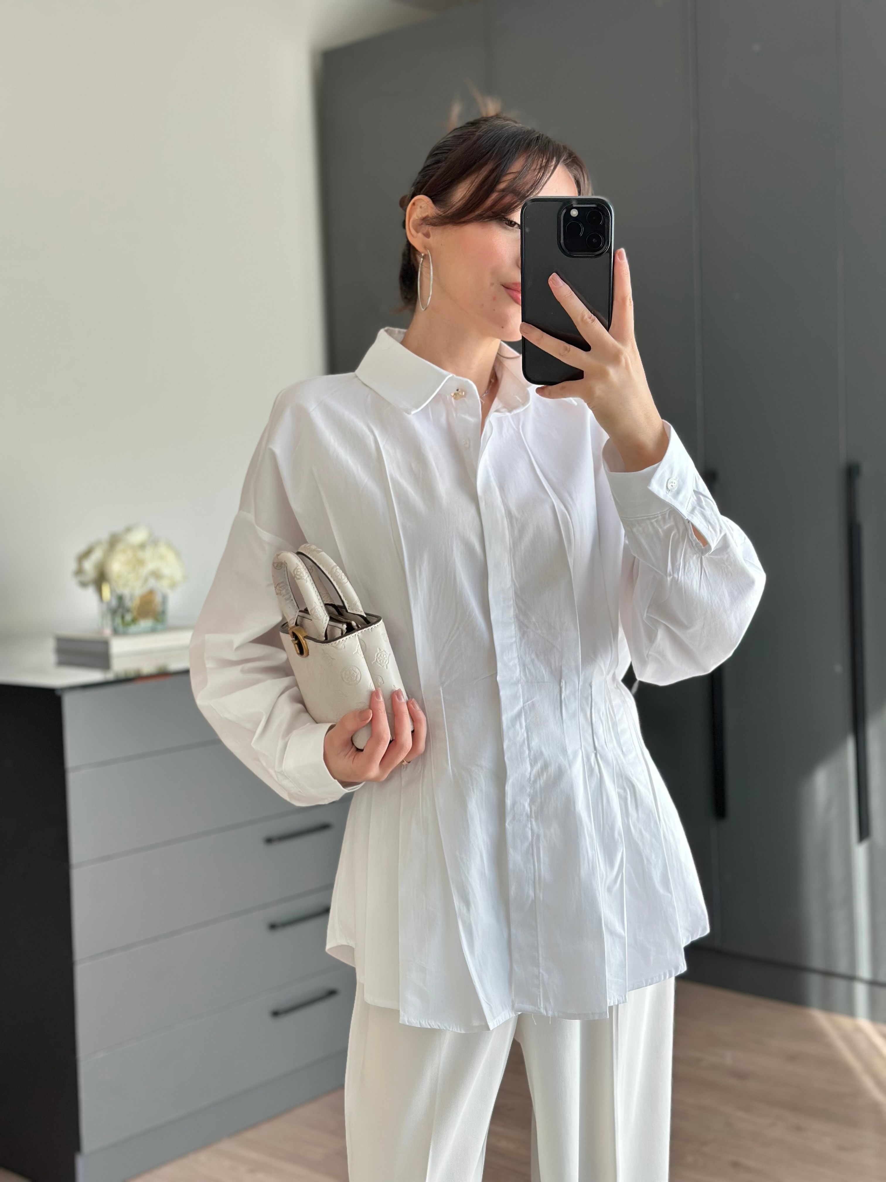 PİLİSE DETAYLI BELİ OTURTMALI BEYAZ GÖMLEK