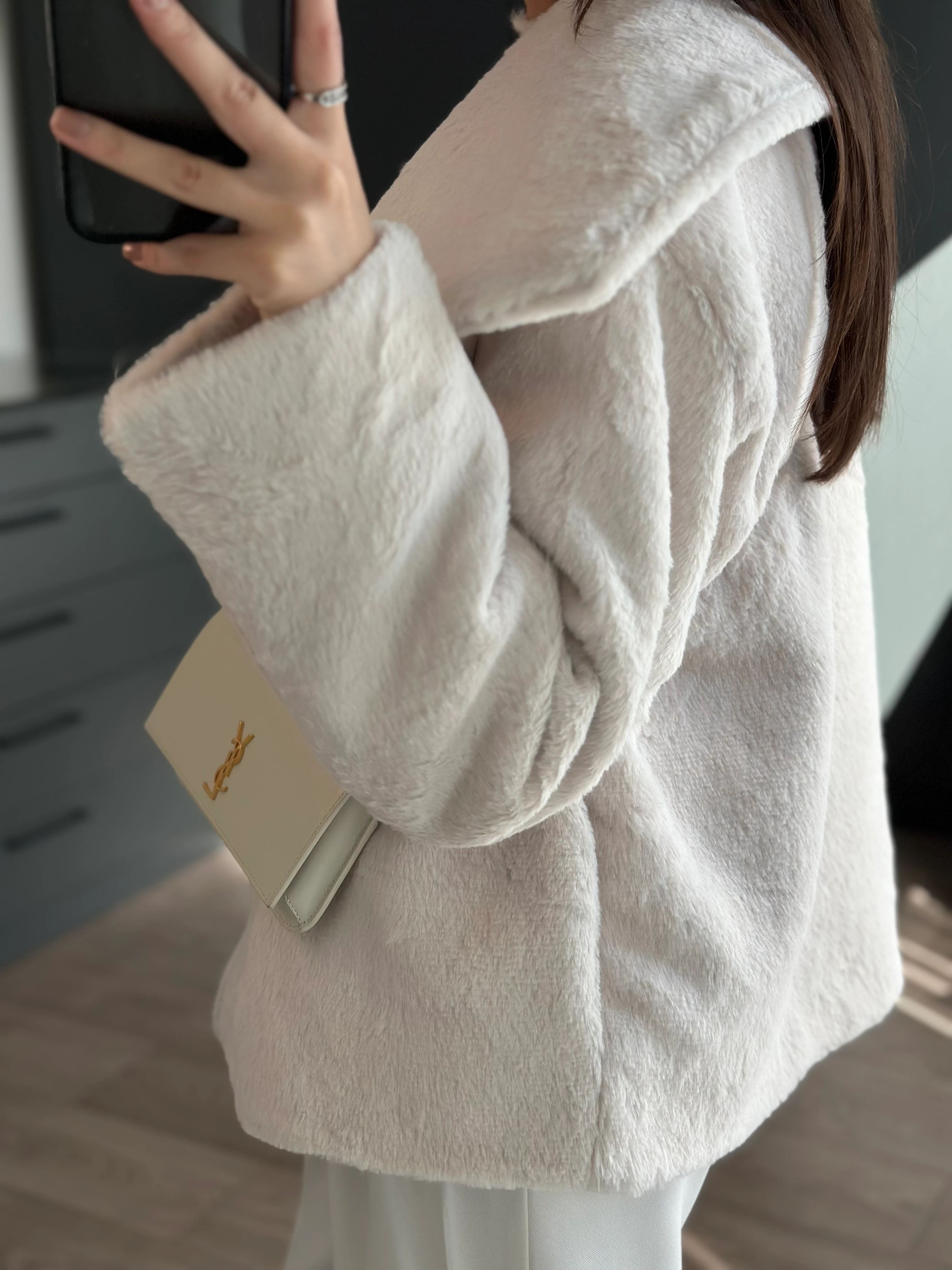 PELUŞ TASARIM YAKA BEYAZ CEKET 