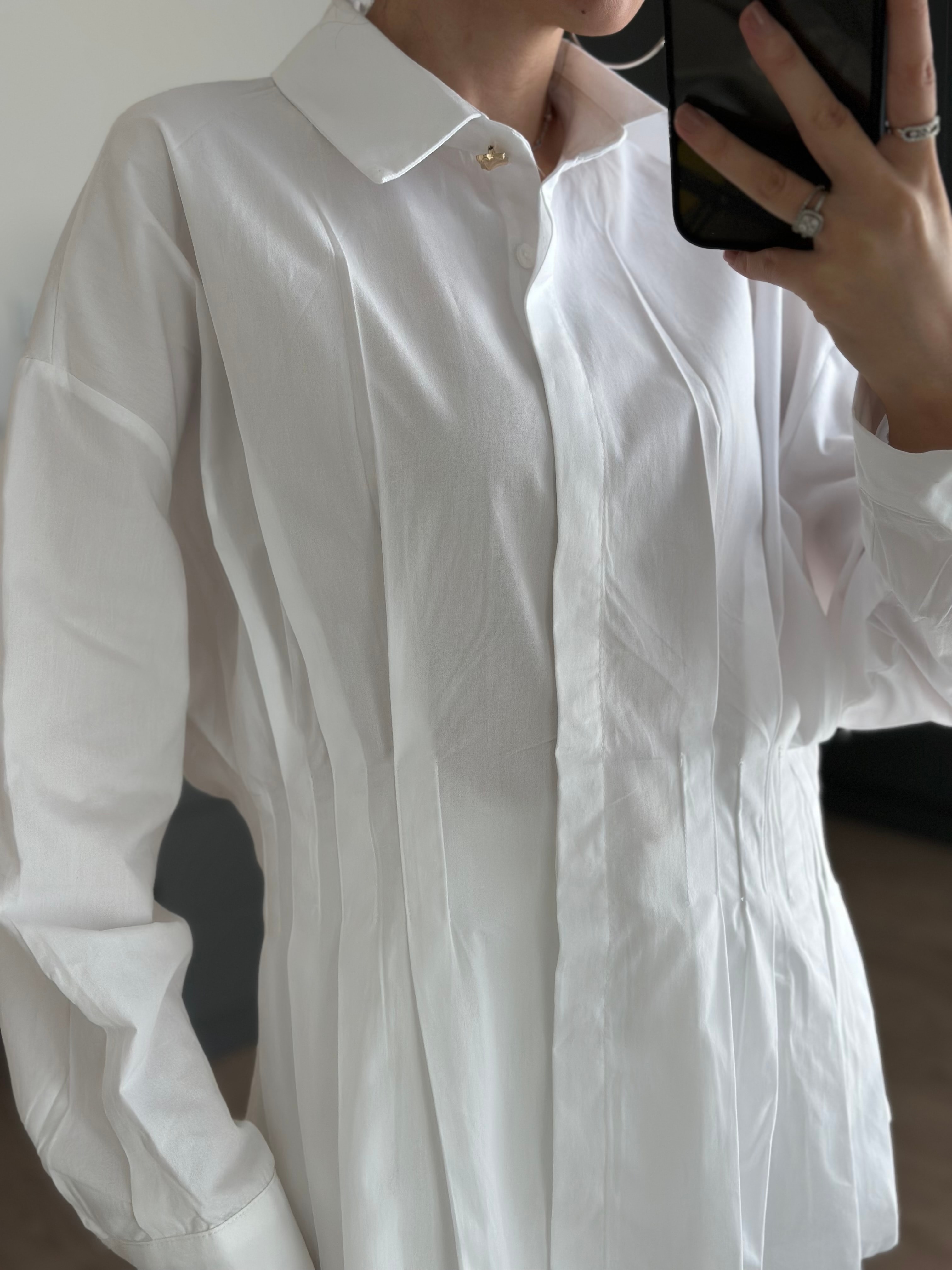 PİLİSE DETAYLI BELİ OTURTMALI BEYAZ GÖMLEK