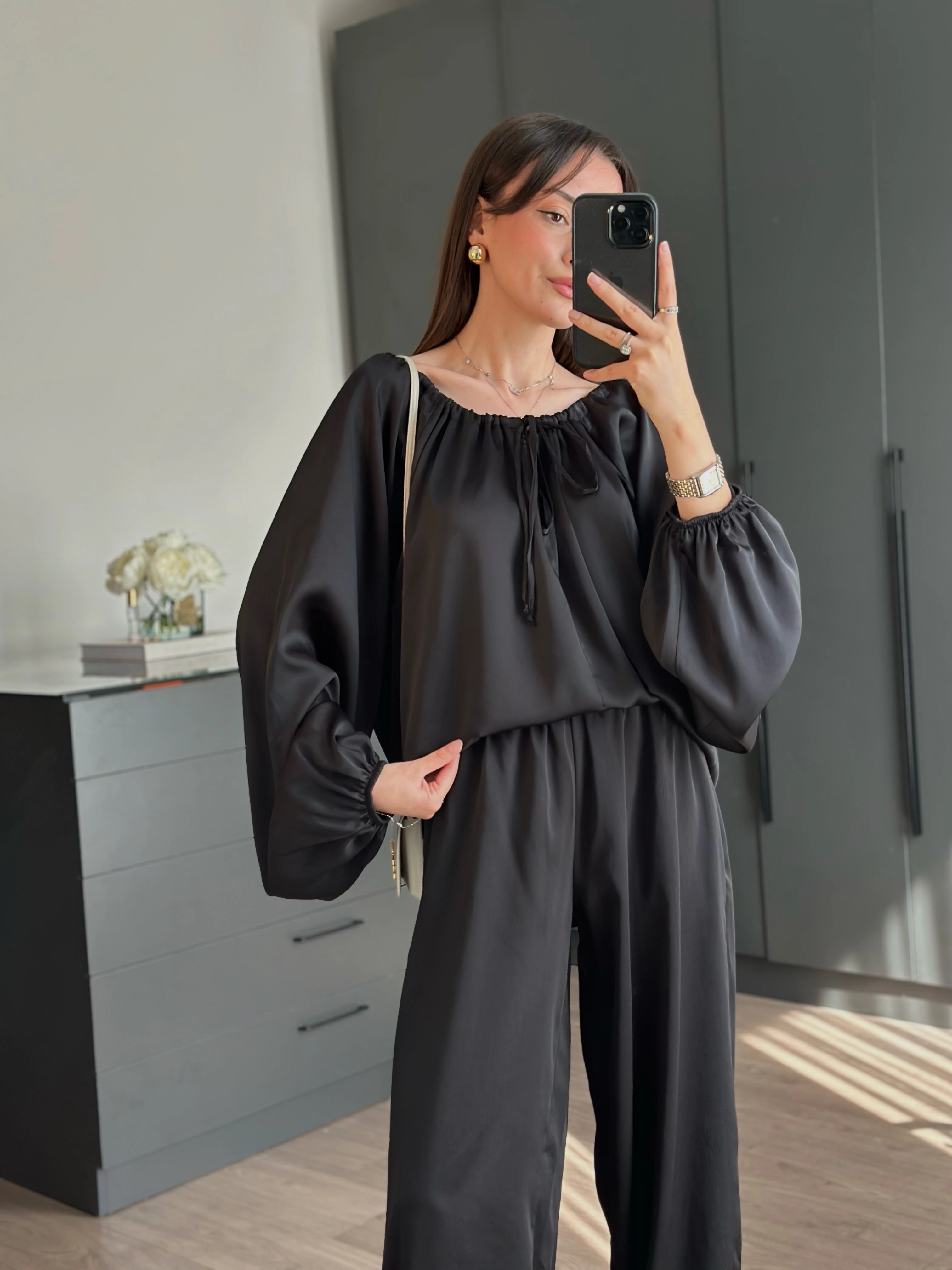 PAÇA DETAYLI TASARIM SATEN SİYAH TAKIM