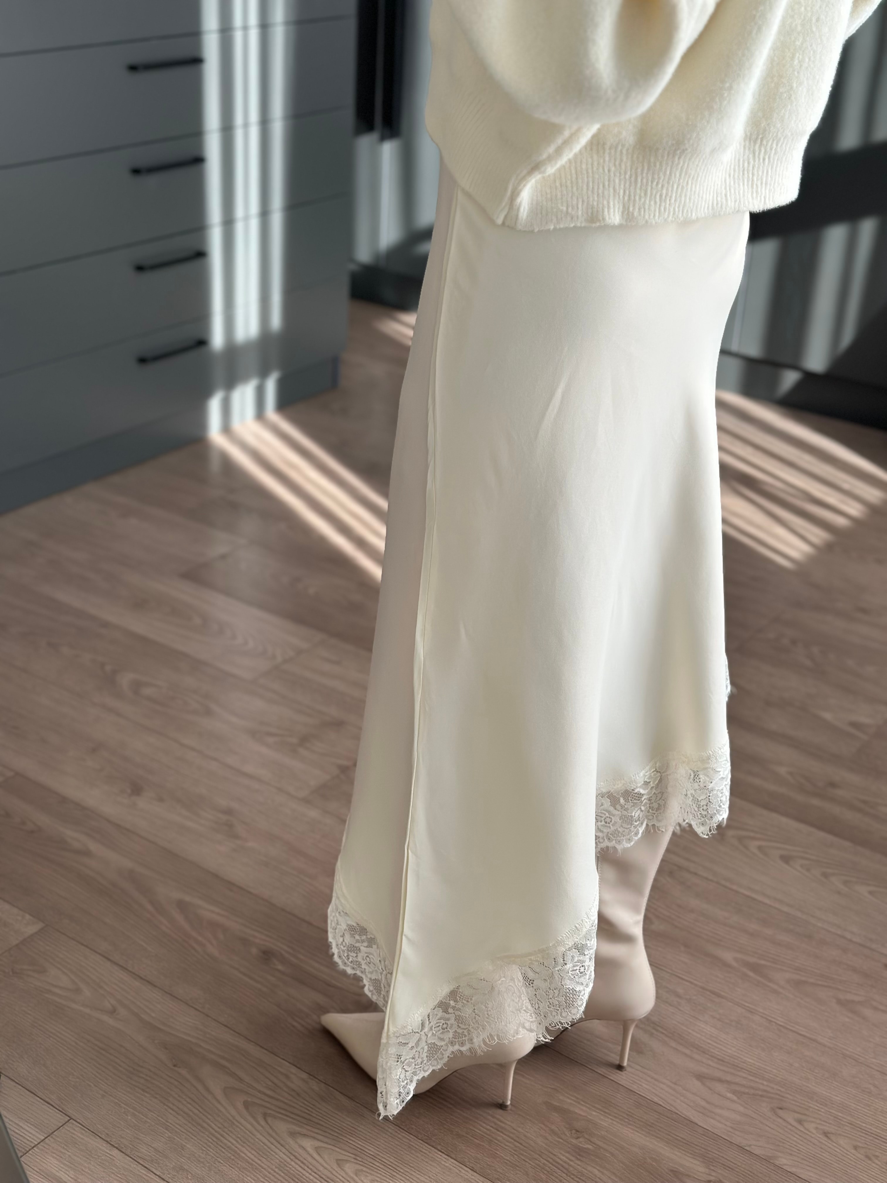 DANTEL UÇLU SATEN EKRU MİDİ ETEK