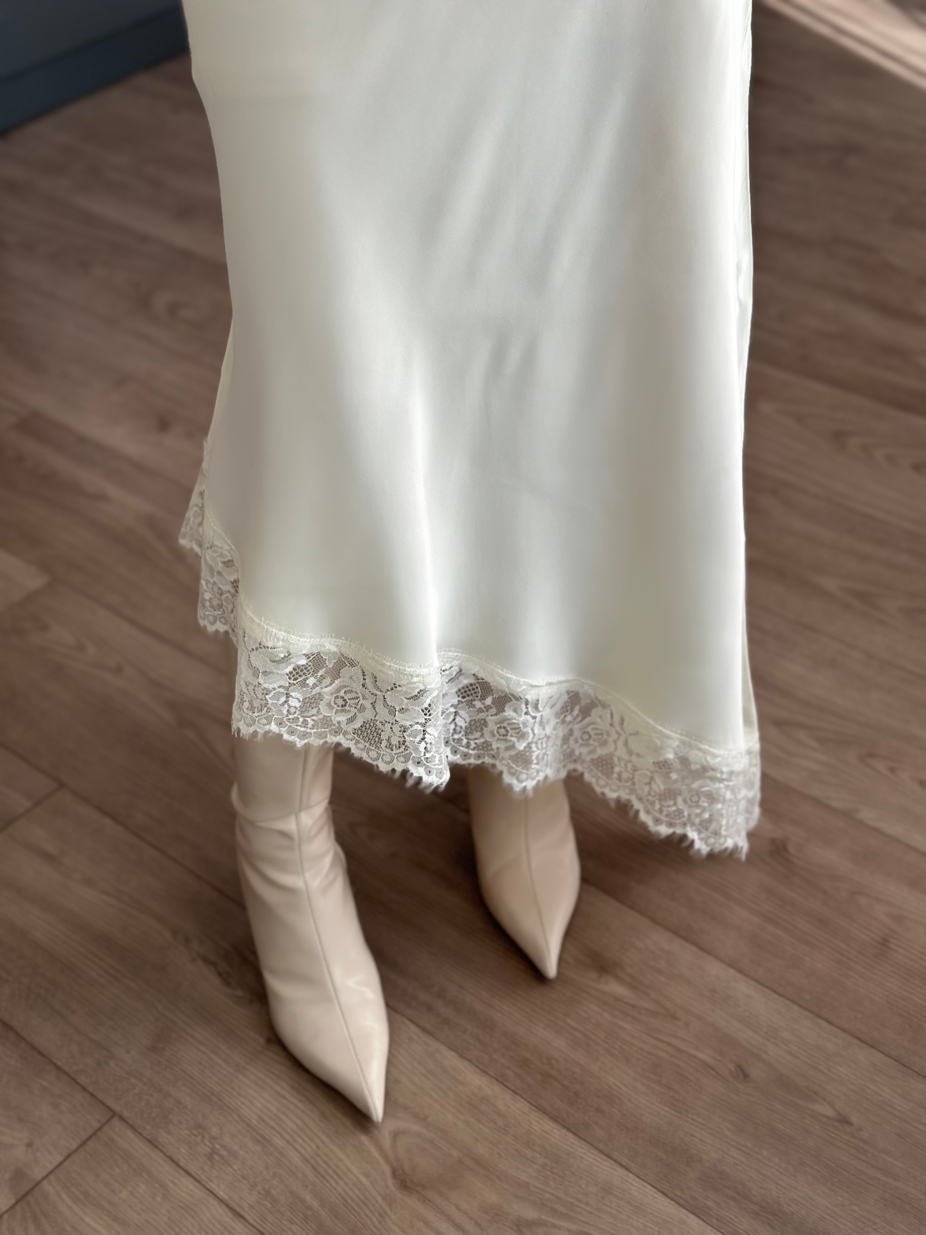 DANTEL UÇLU SATEN EKRU MİDİ ETEK