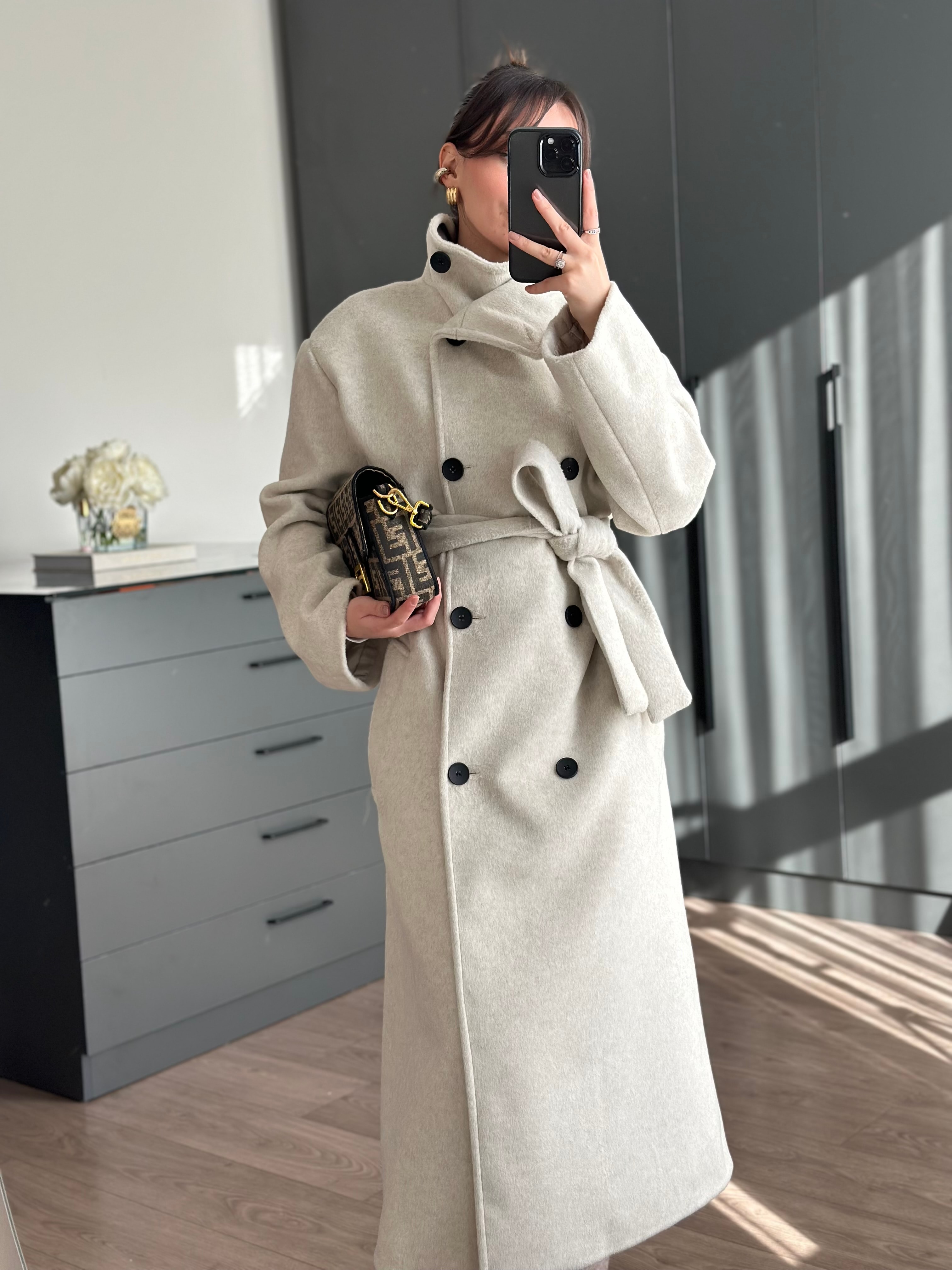 DİK YAKA KUŞAKLI UZUN YÜN BEJ PALTO