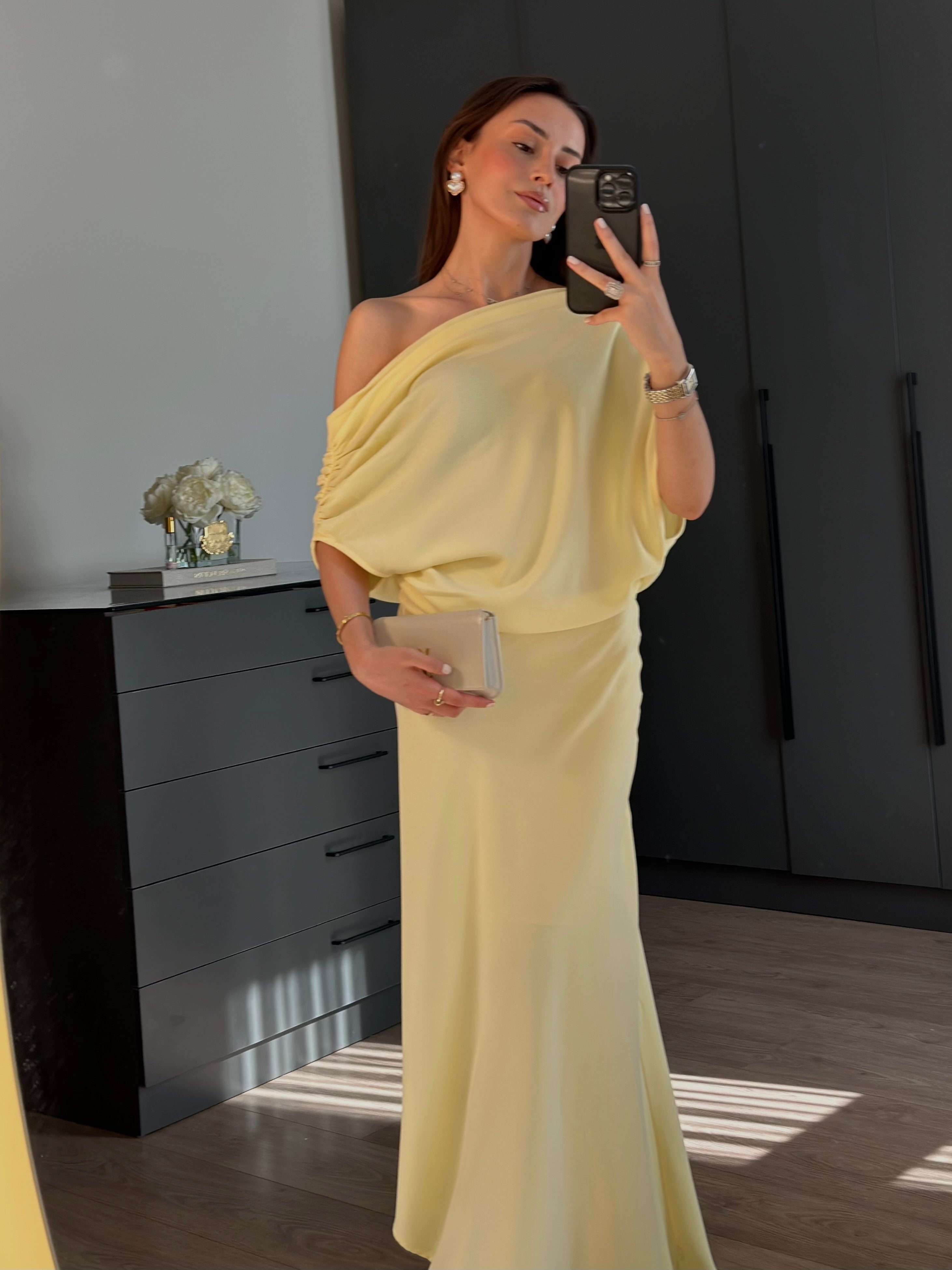 TASARIM YAKA ASİMETRİK SARI ELBİSE