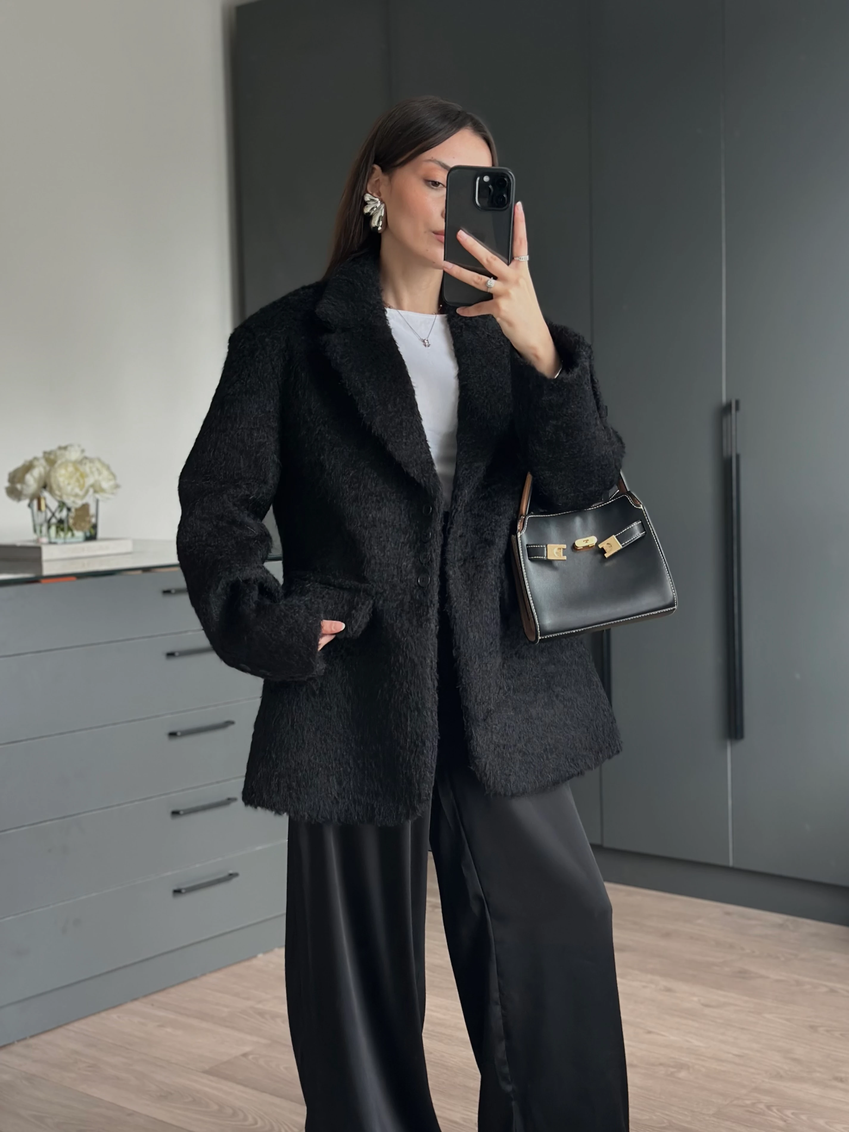 KIRÇILLI TÜYLÜ DÜĞMELİ SİYAH CEKET