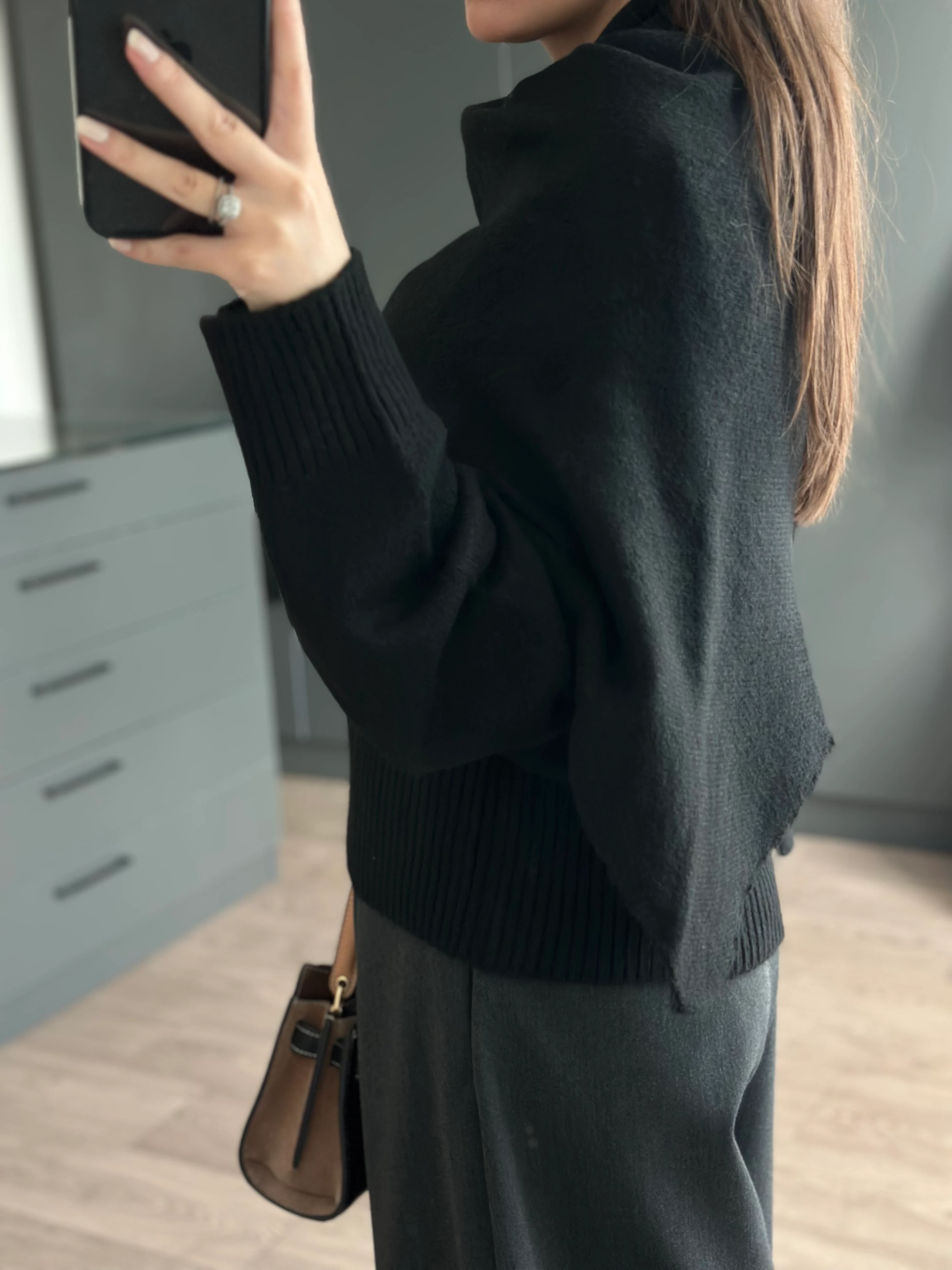 ŞAL DETAYLI TRİKO KAZAK - SİYAH