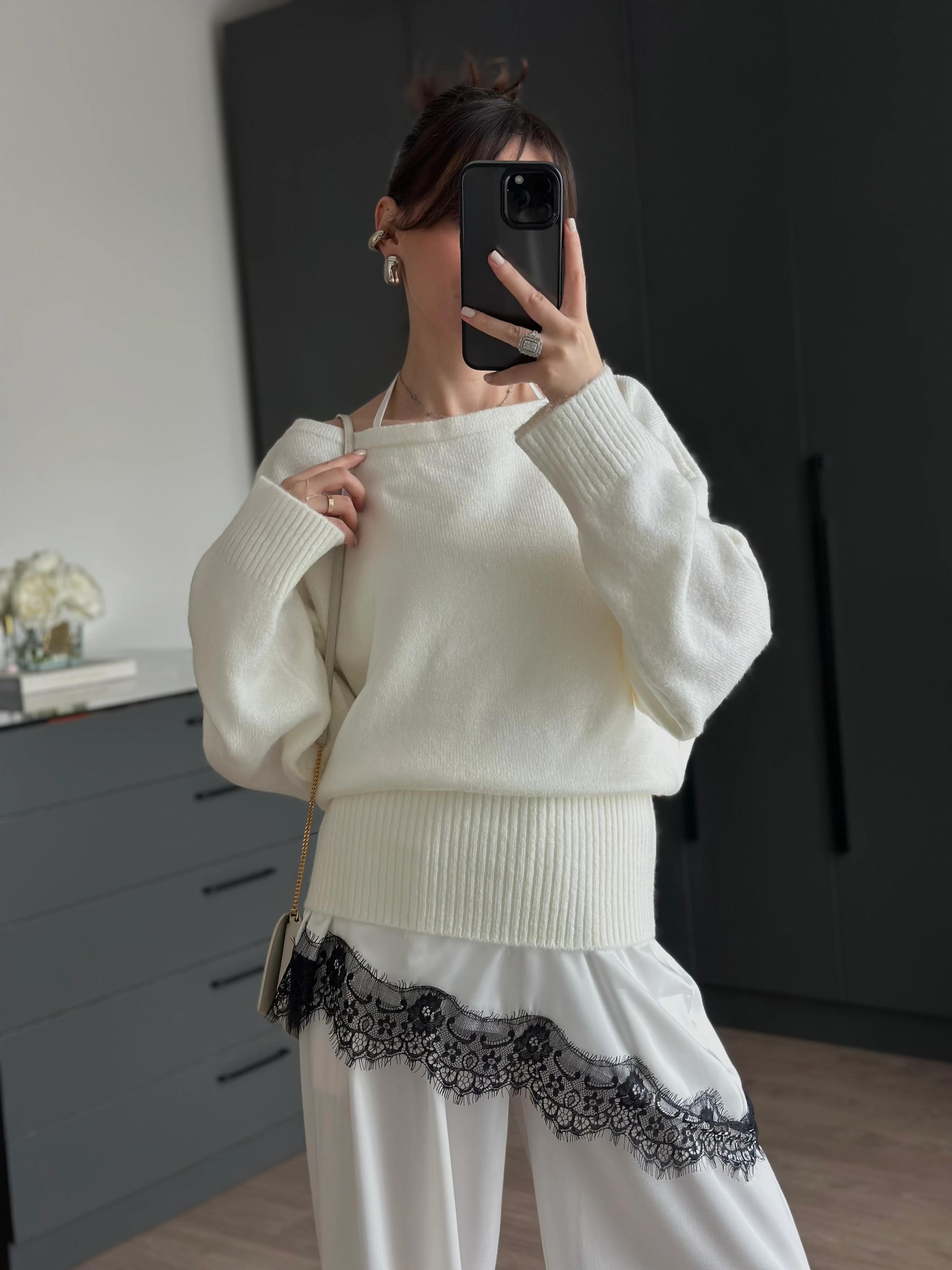 BEYAZ DANTEL DETAYLI SATEN BLUZ