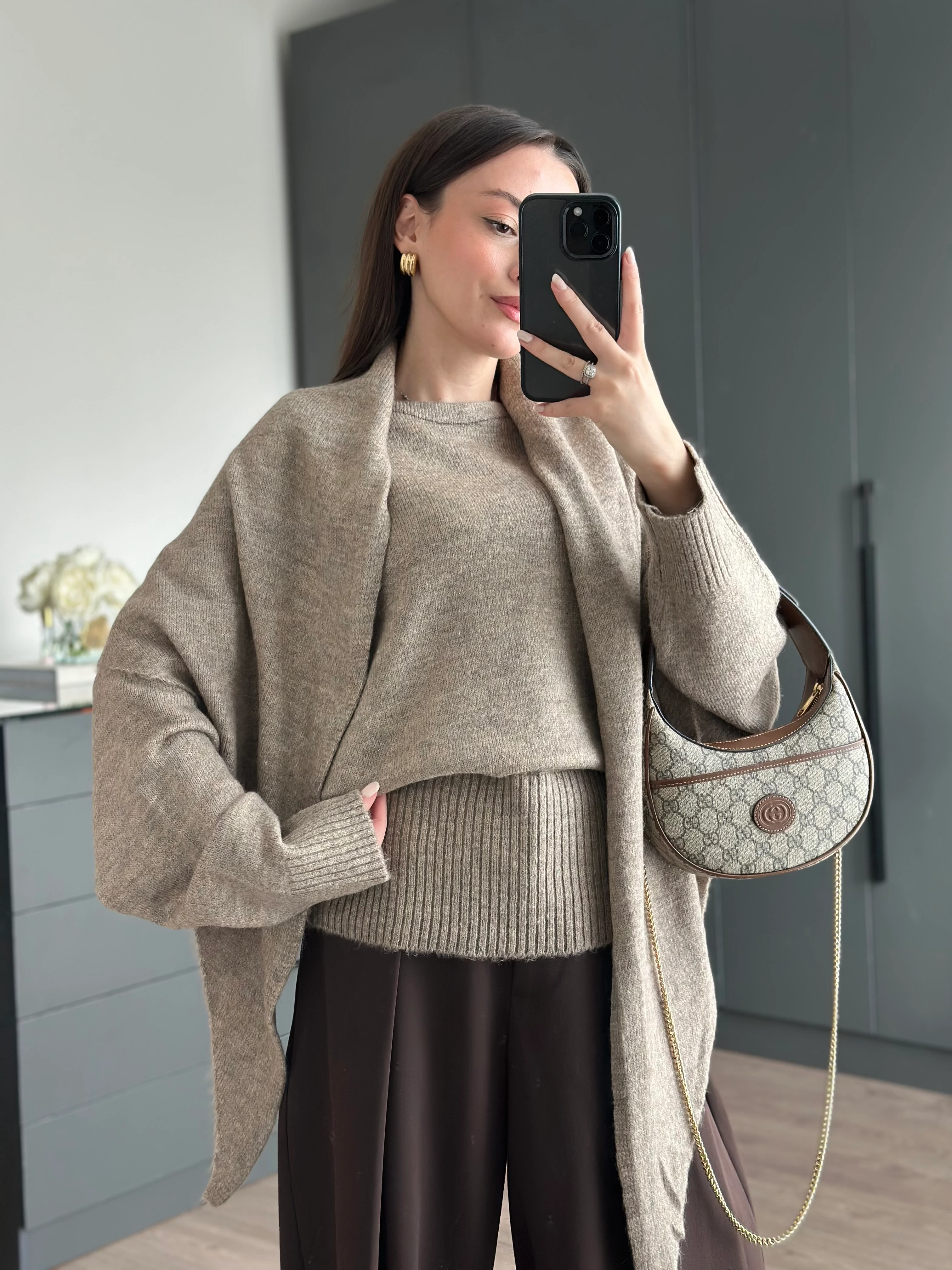 ŞAL DETAYLI TRİKO KAZAK - KOYU BEJ