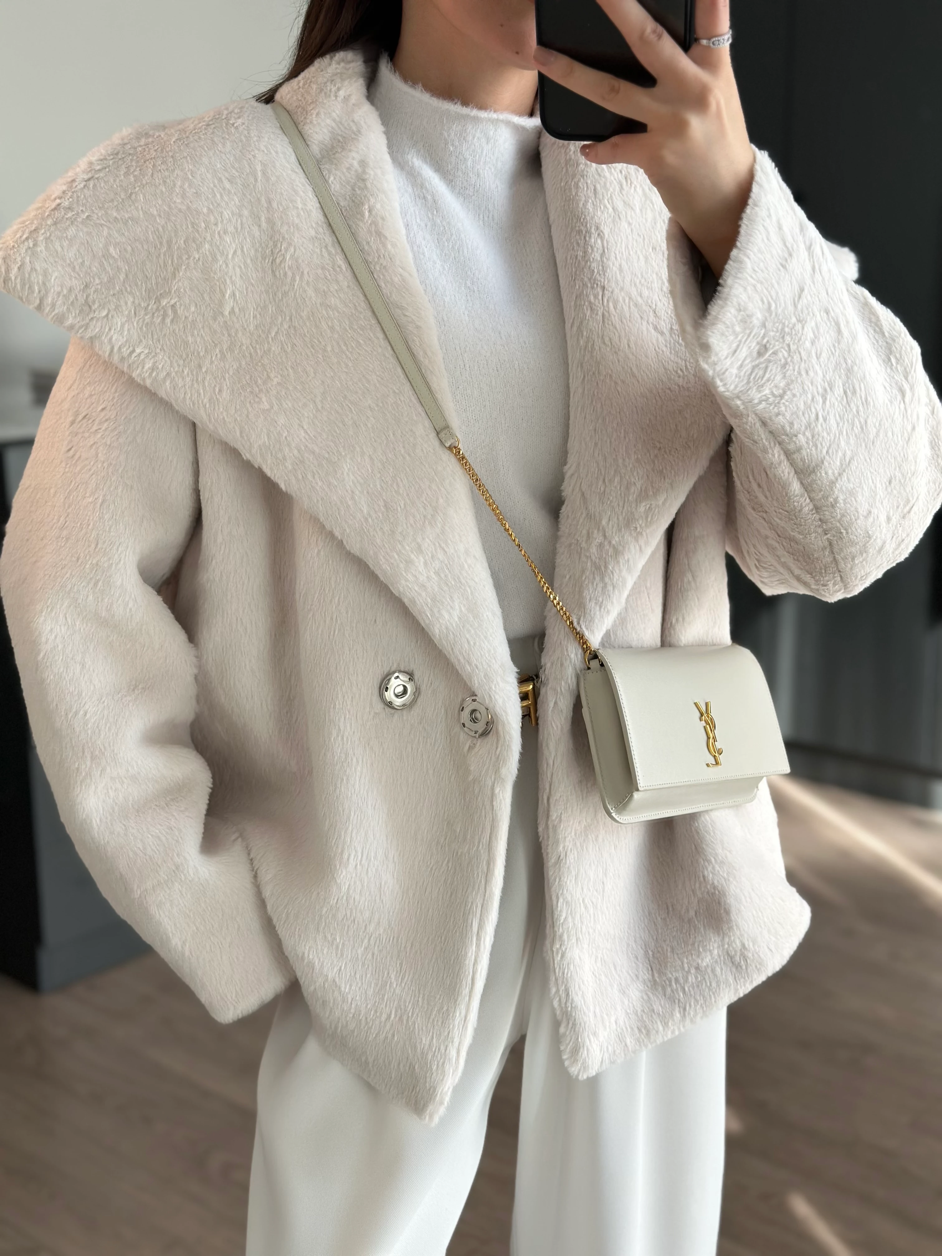 PELUŞ TASARIM YAKA BEYAZ CEKET 