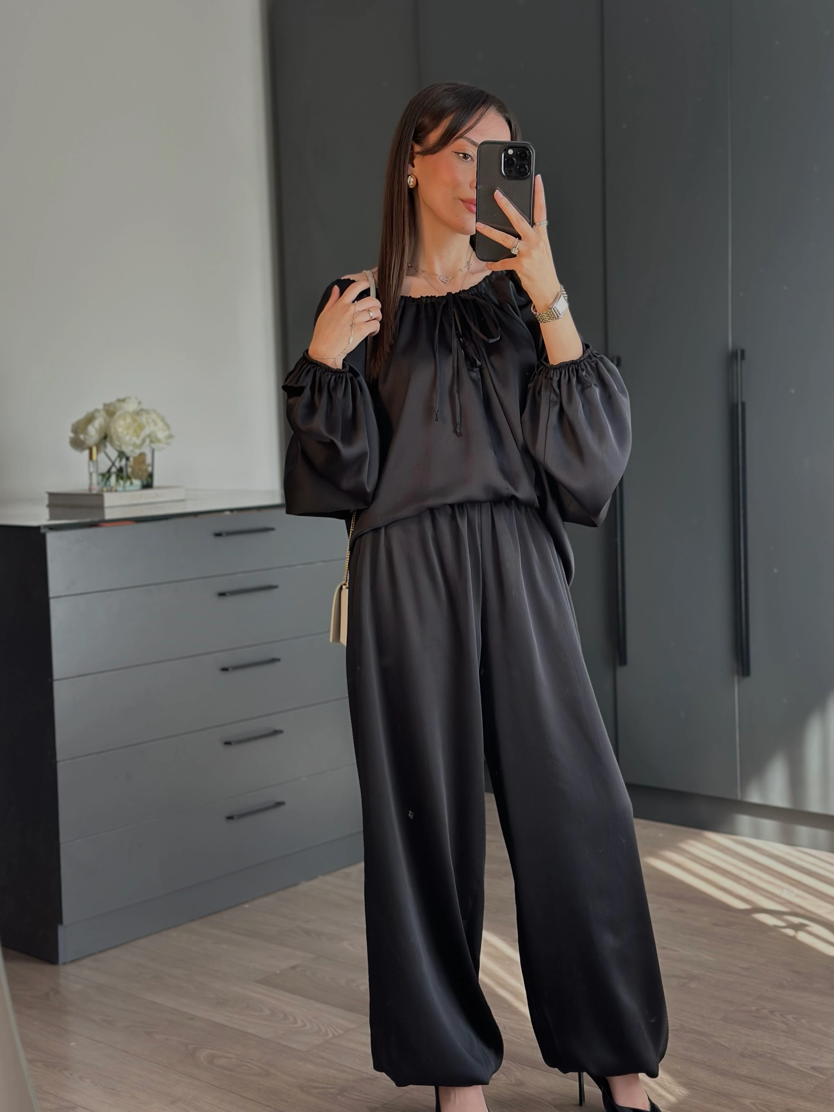 PAÇA DETAYLI TASARIM SATEN SİYAH TAKIM