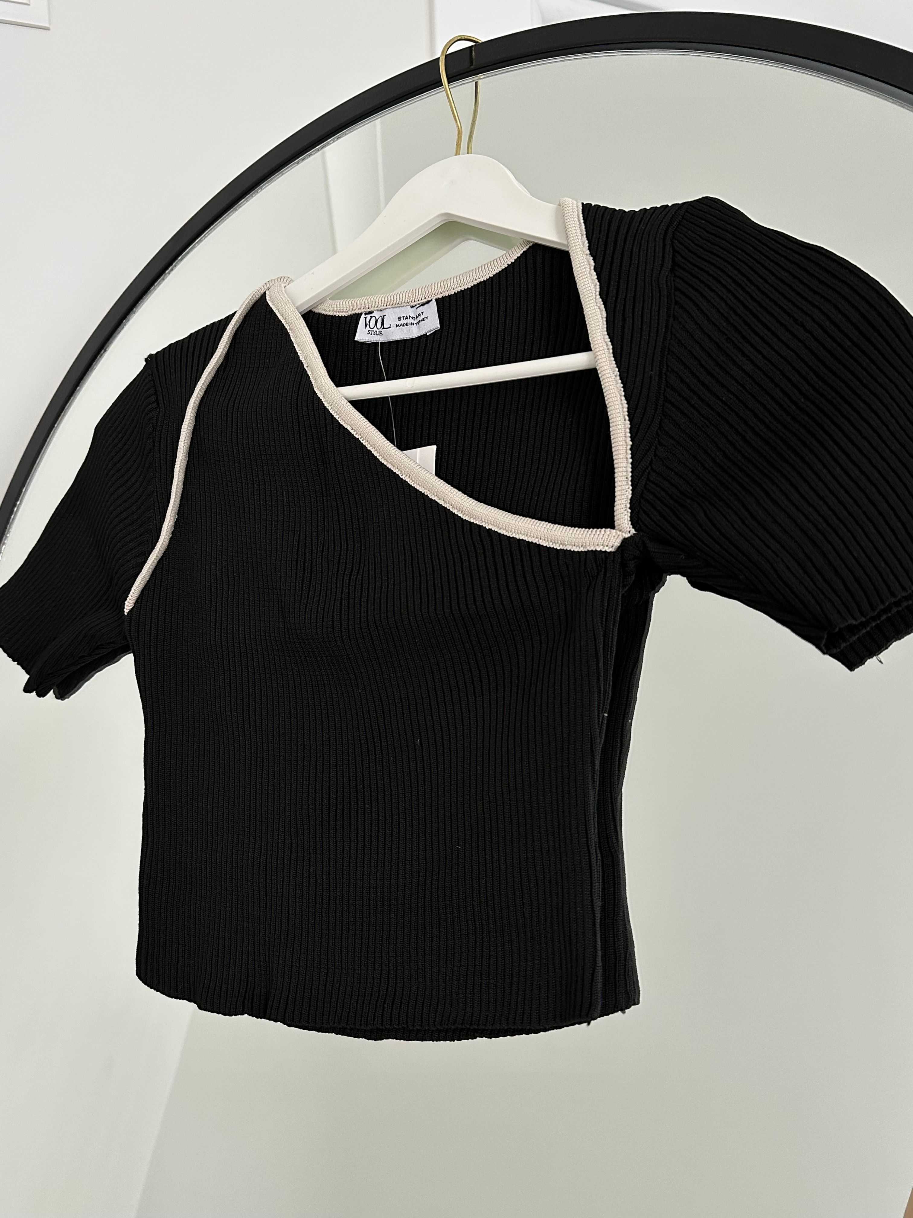 BLACK COLLAR DETAILED KNIT BLOUSE