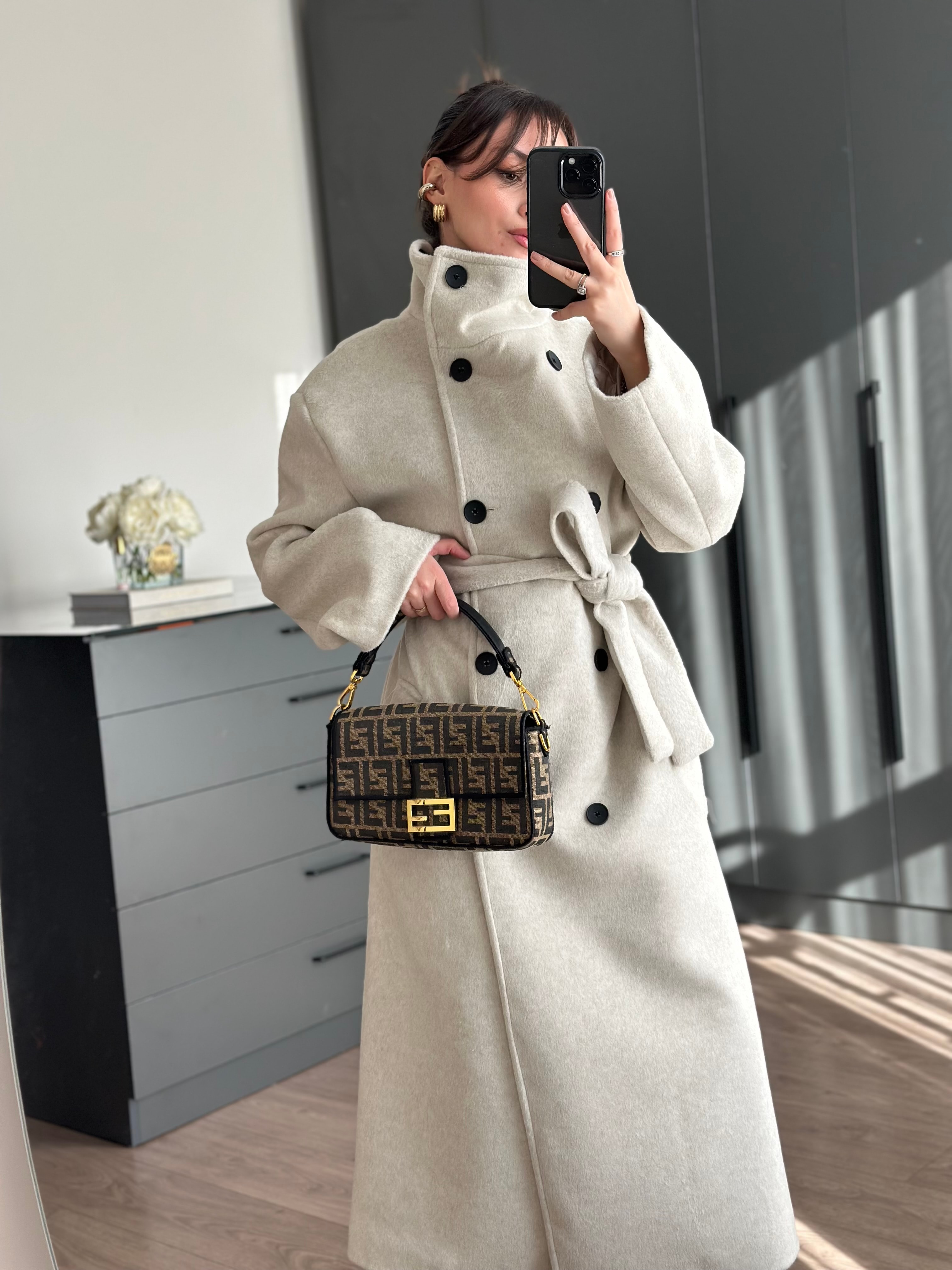 DİK YAKA KUŞAKLI UZUN YÜN BEJ PALTO