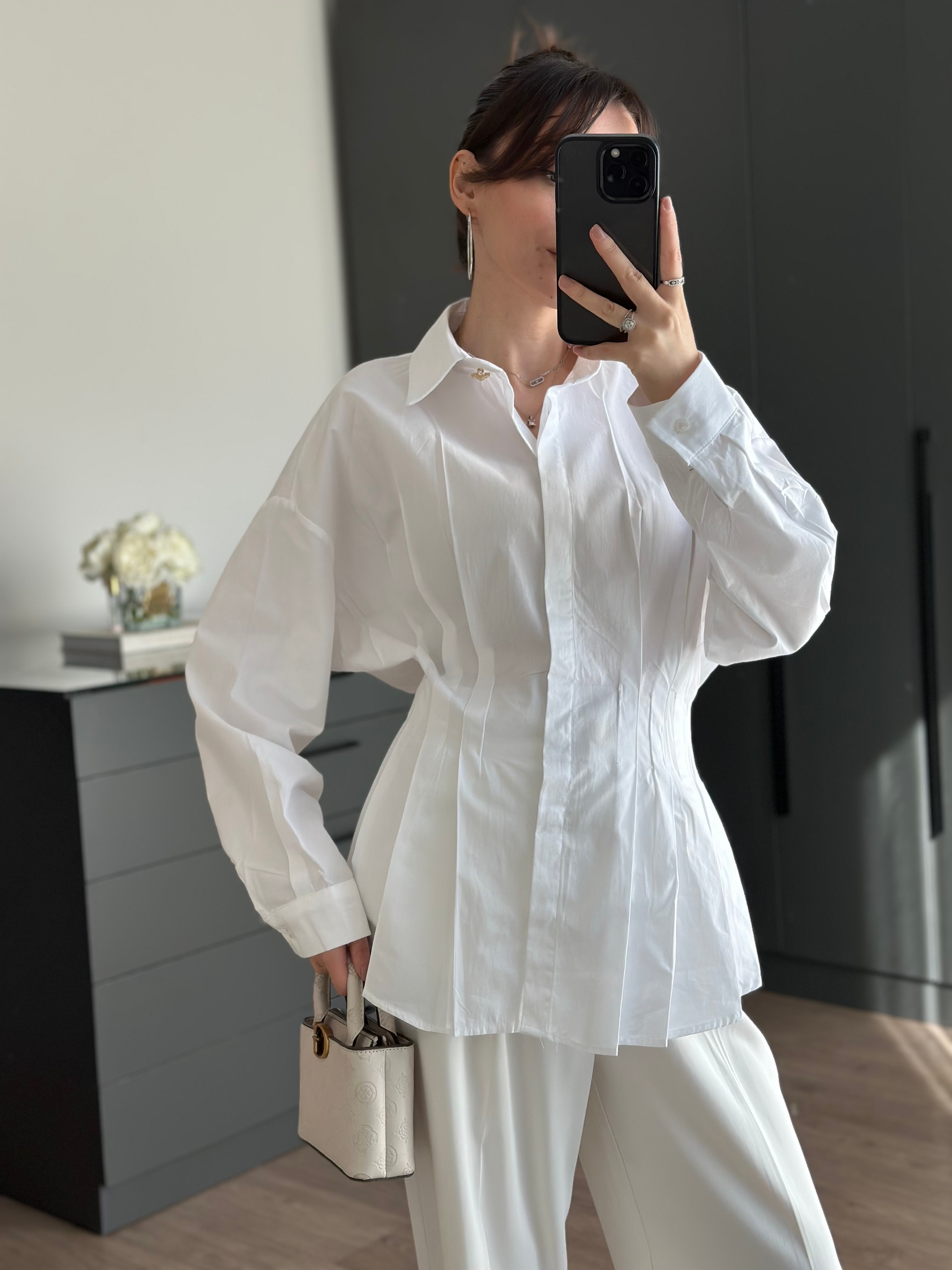 PİLİSE DETAYLI BELİ OTURTMALI BEYAZ GÖMLEK