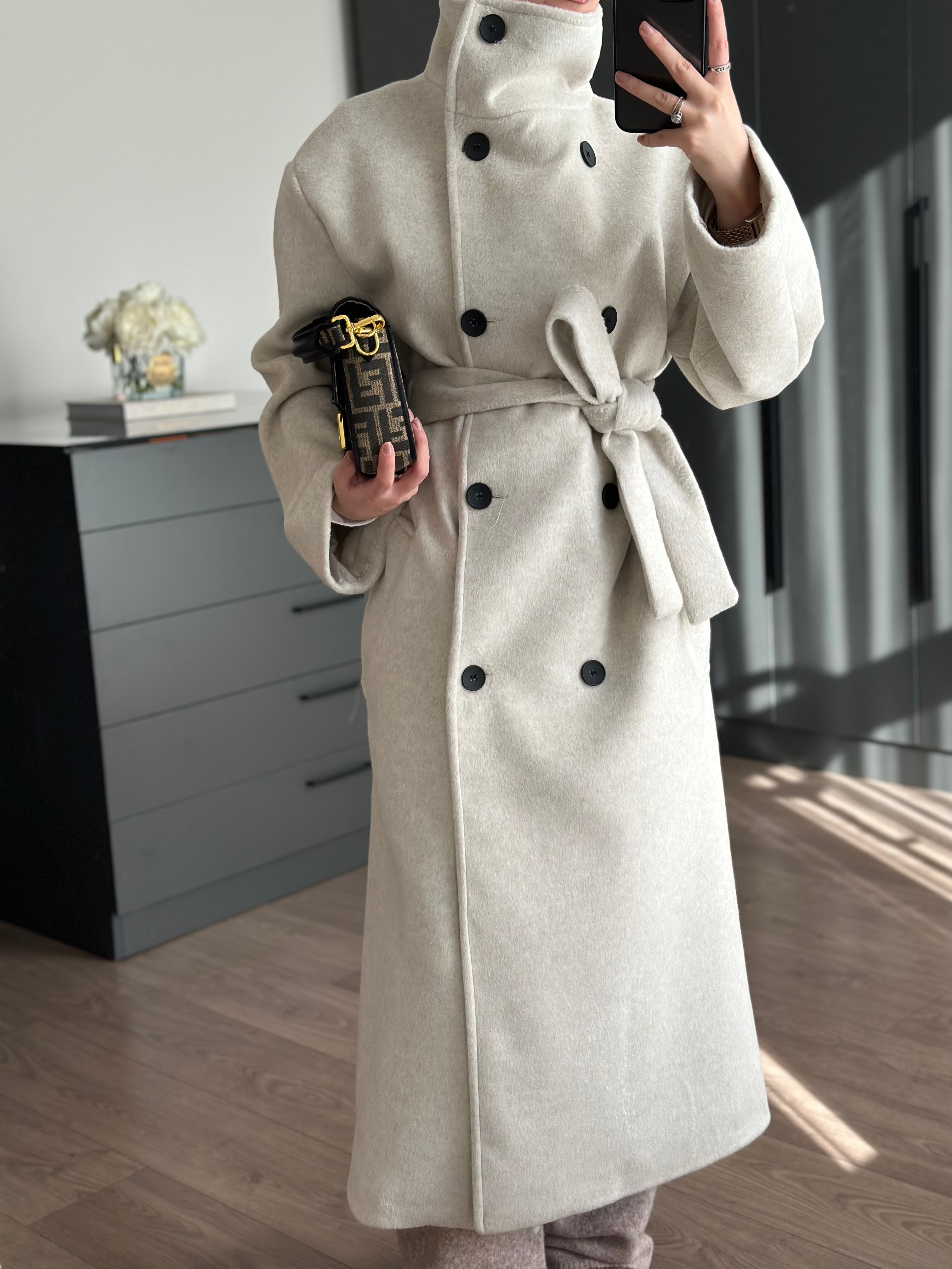 DİK YAKA KUŞAKLI UZUN YÜN BEJ PALTO