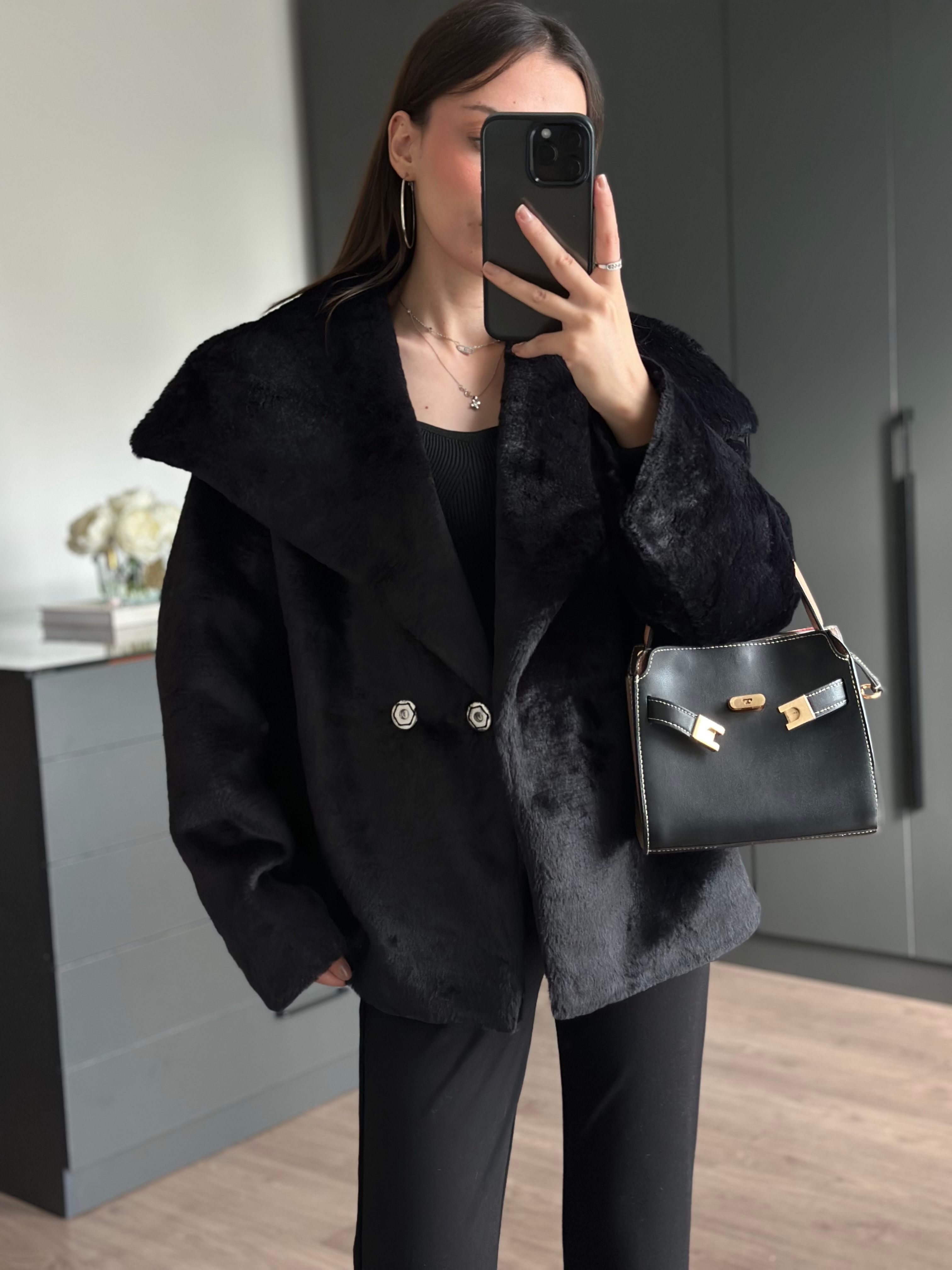 PELUŞ TASARIM YAKA SİYAH CEKET 