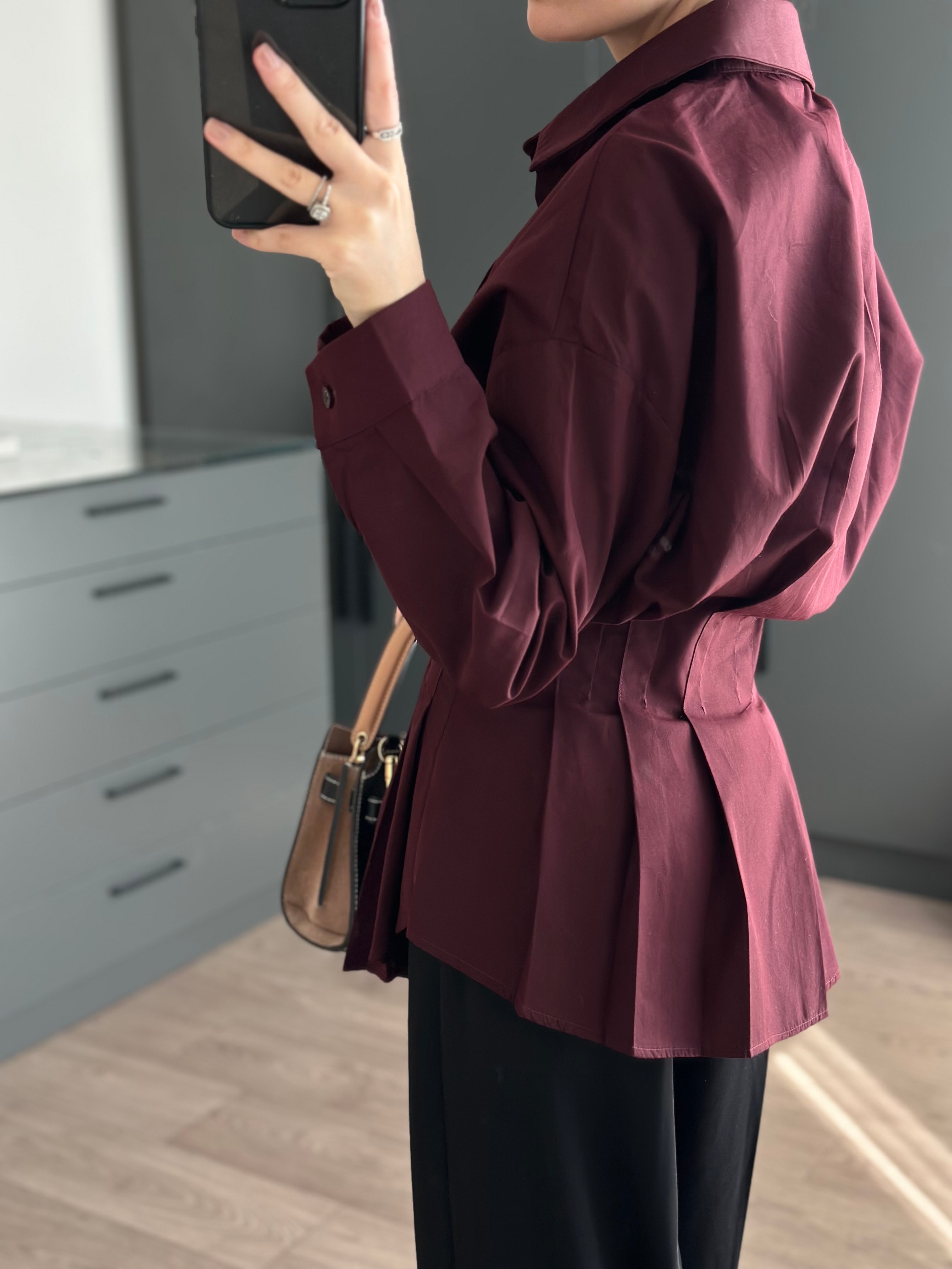 PİLİSE DETAYLI BELİ OTURTMALI BORDO GÖMLEK