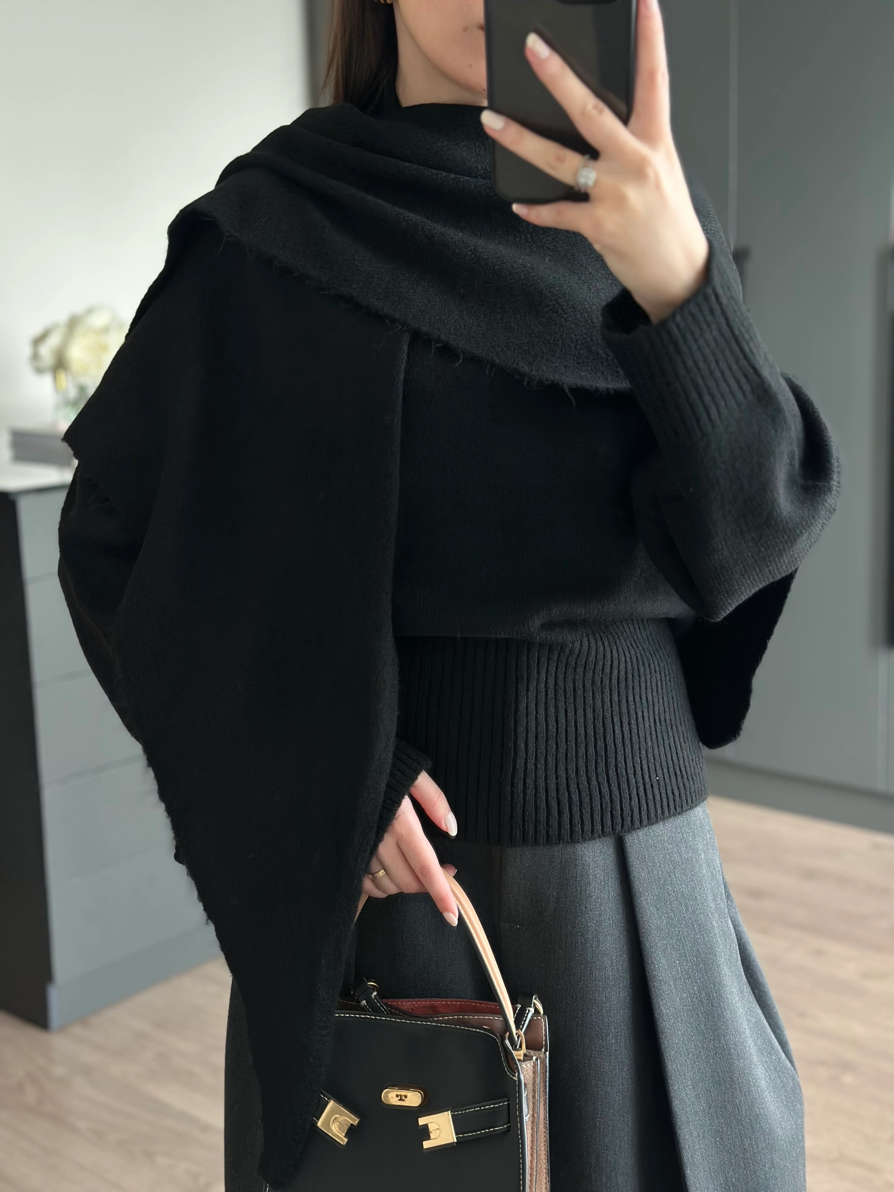 ŞAL DETAYLI TRİKO KAZAK - SİYAH