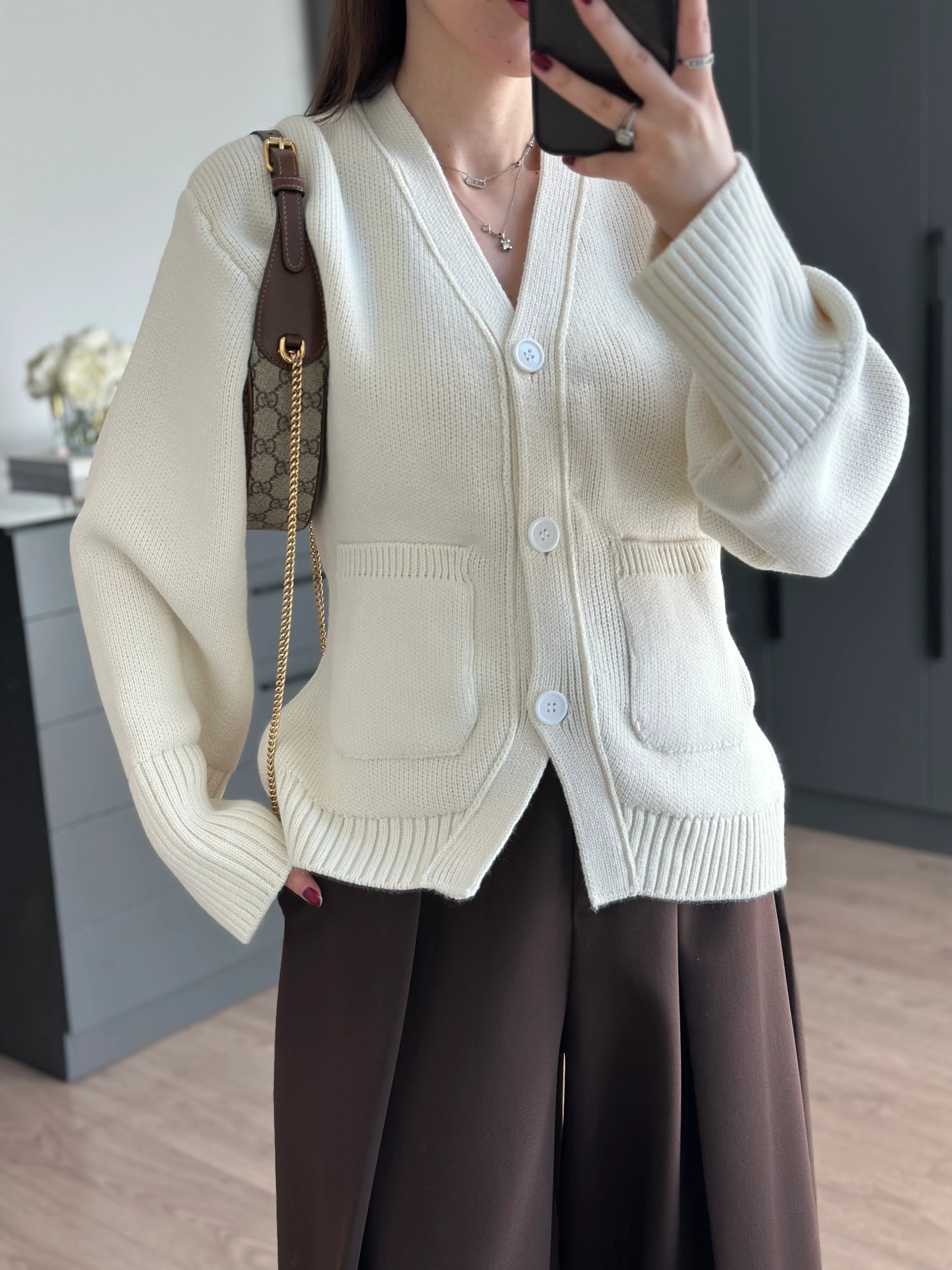 V YAKA CEP DETAYLI EKRU TRİKO HIRKA