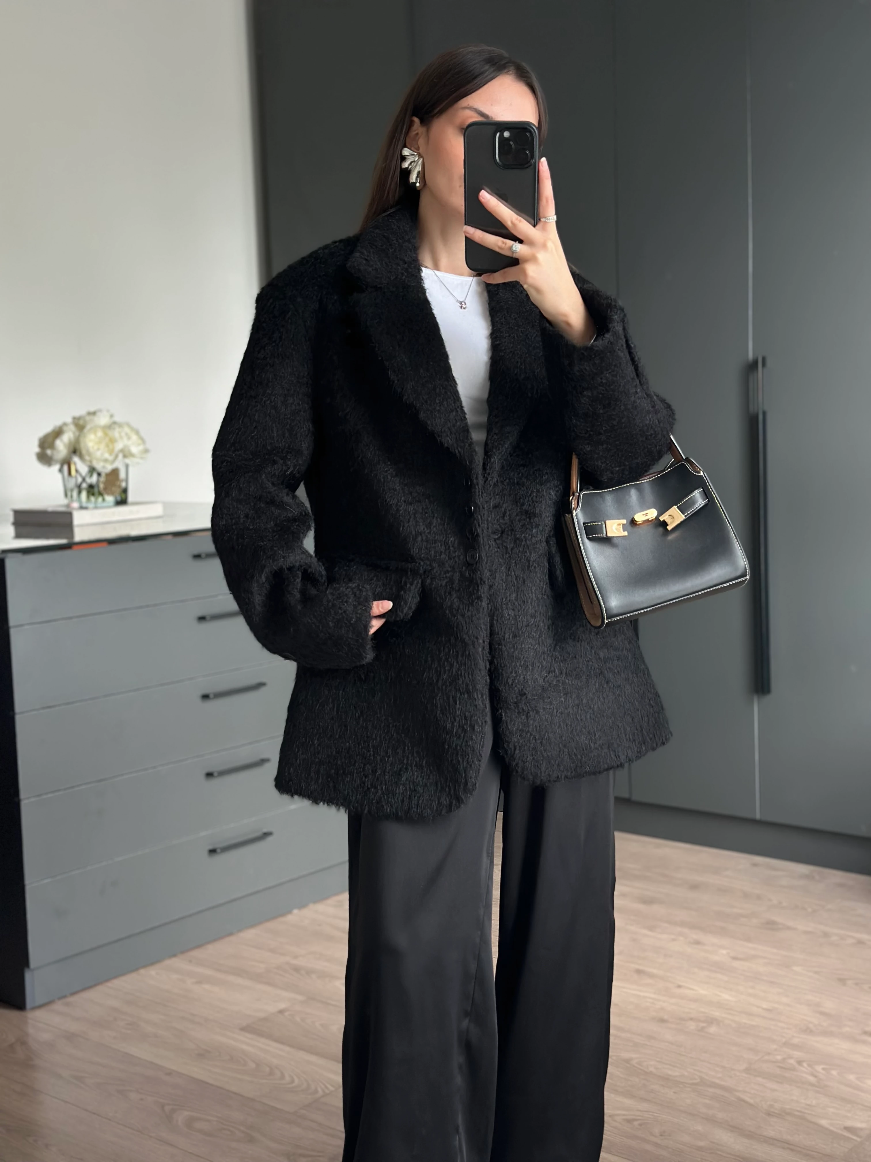 KIRÇILLI TÜYLÜ DÜĞMELİ SİYAH CEKET