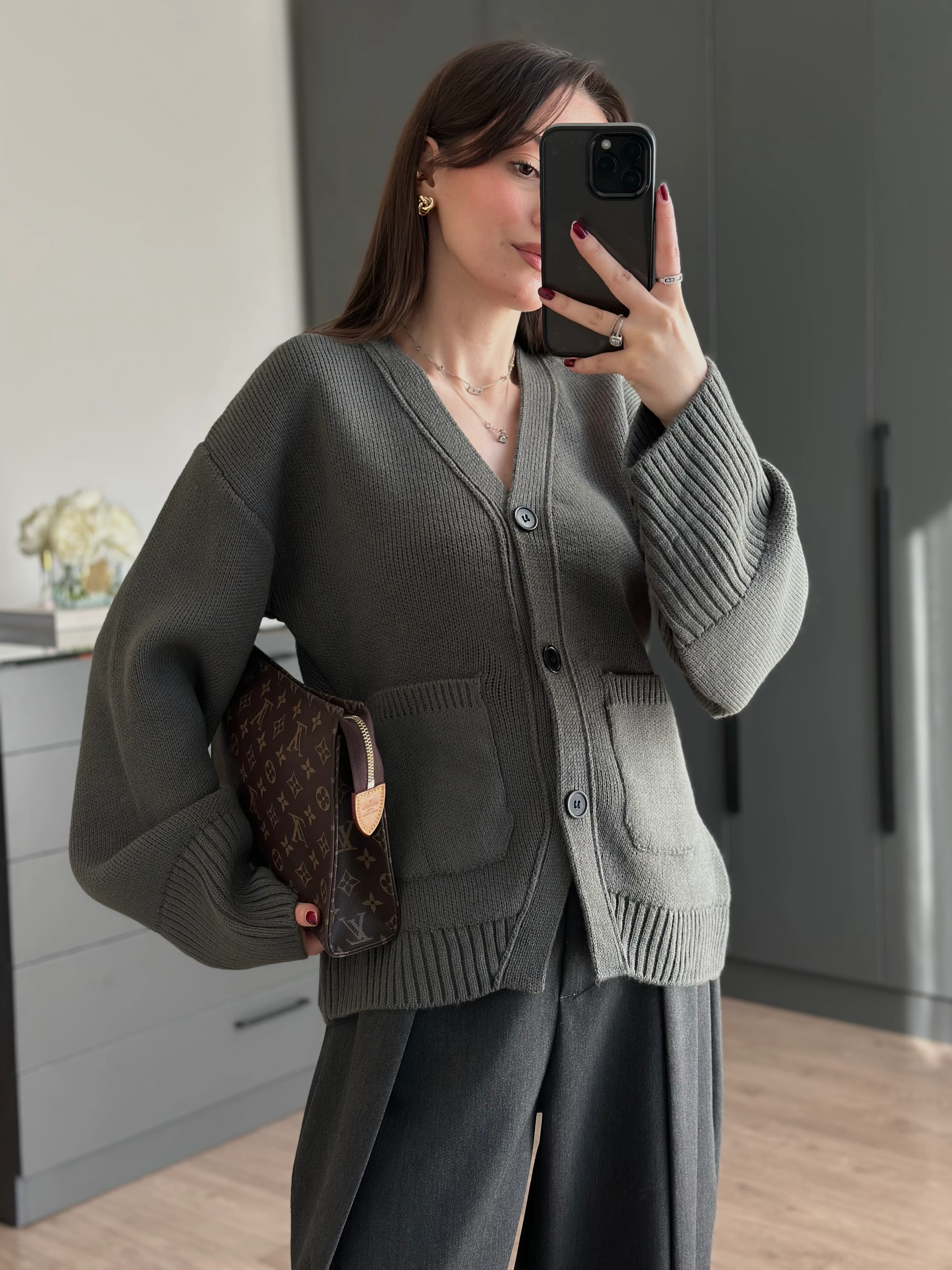 V YAKA CEP DETAYLI HAKİ TRİKO HIRKA