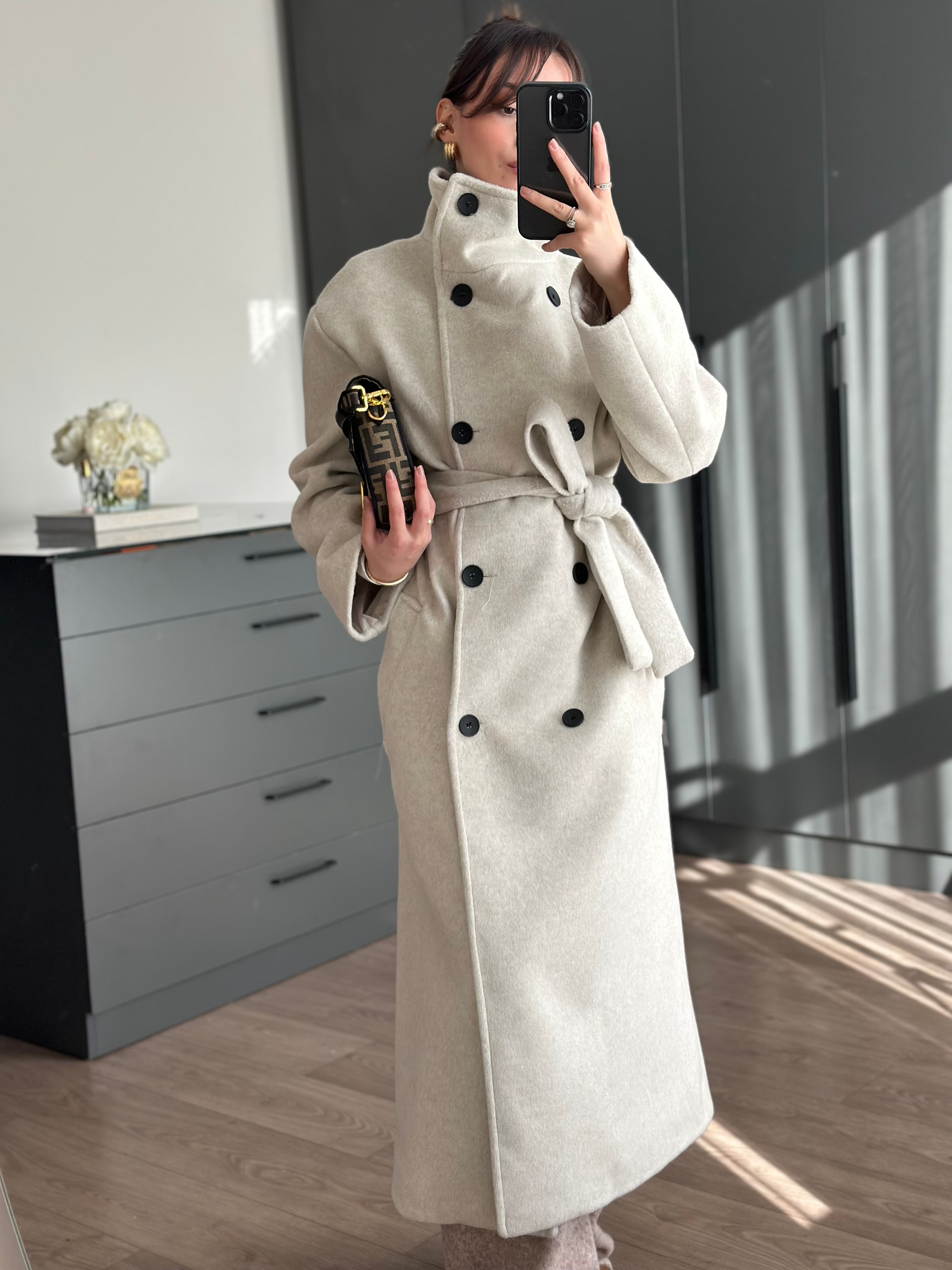 DİK YAKA KUŞAKLI UZUN YÜN BEJ PALTO