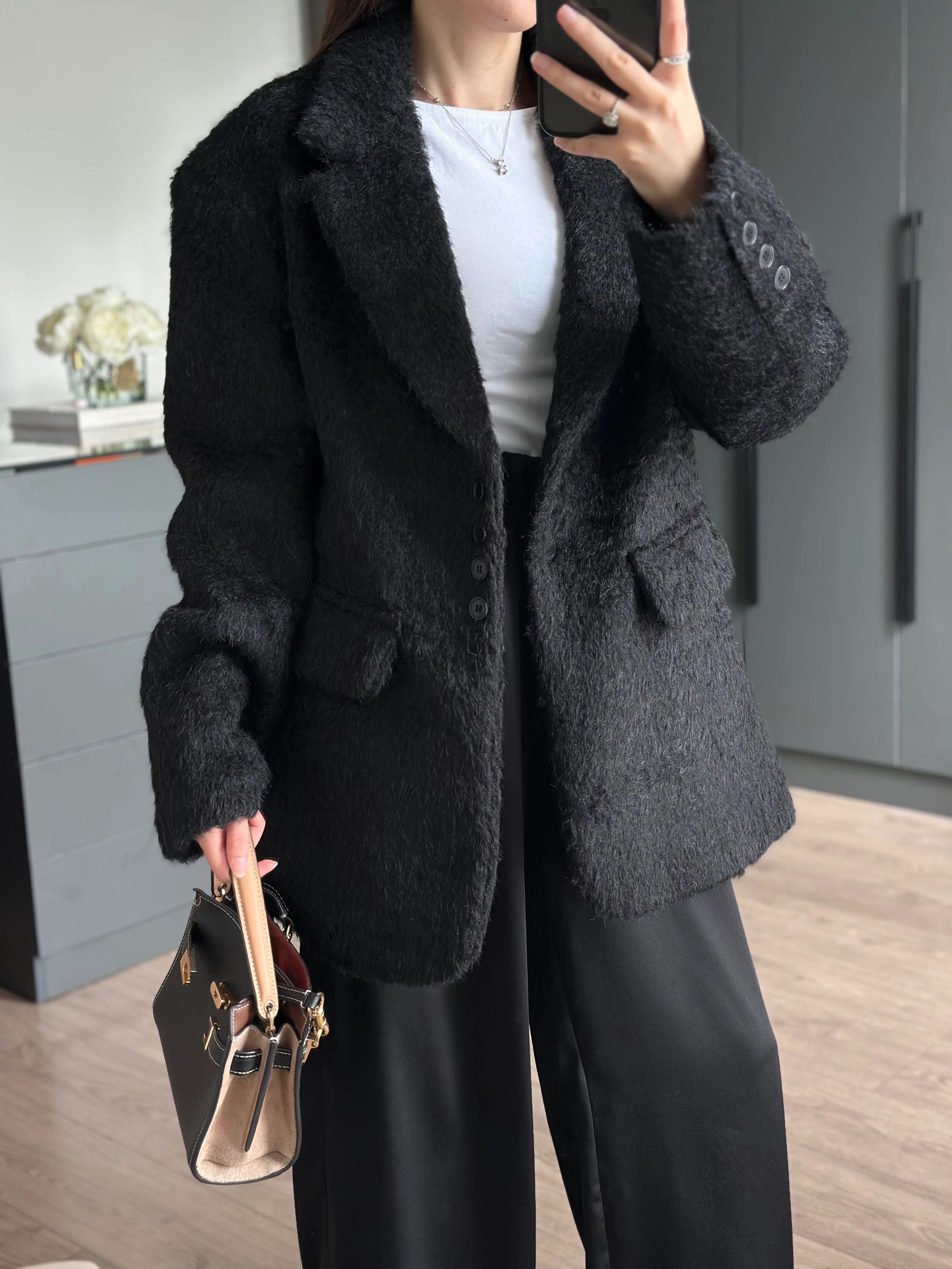 KIRÇILLI TÜYLÜ DÜĞMELİ SİYAH CEKET