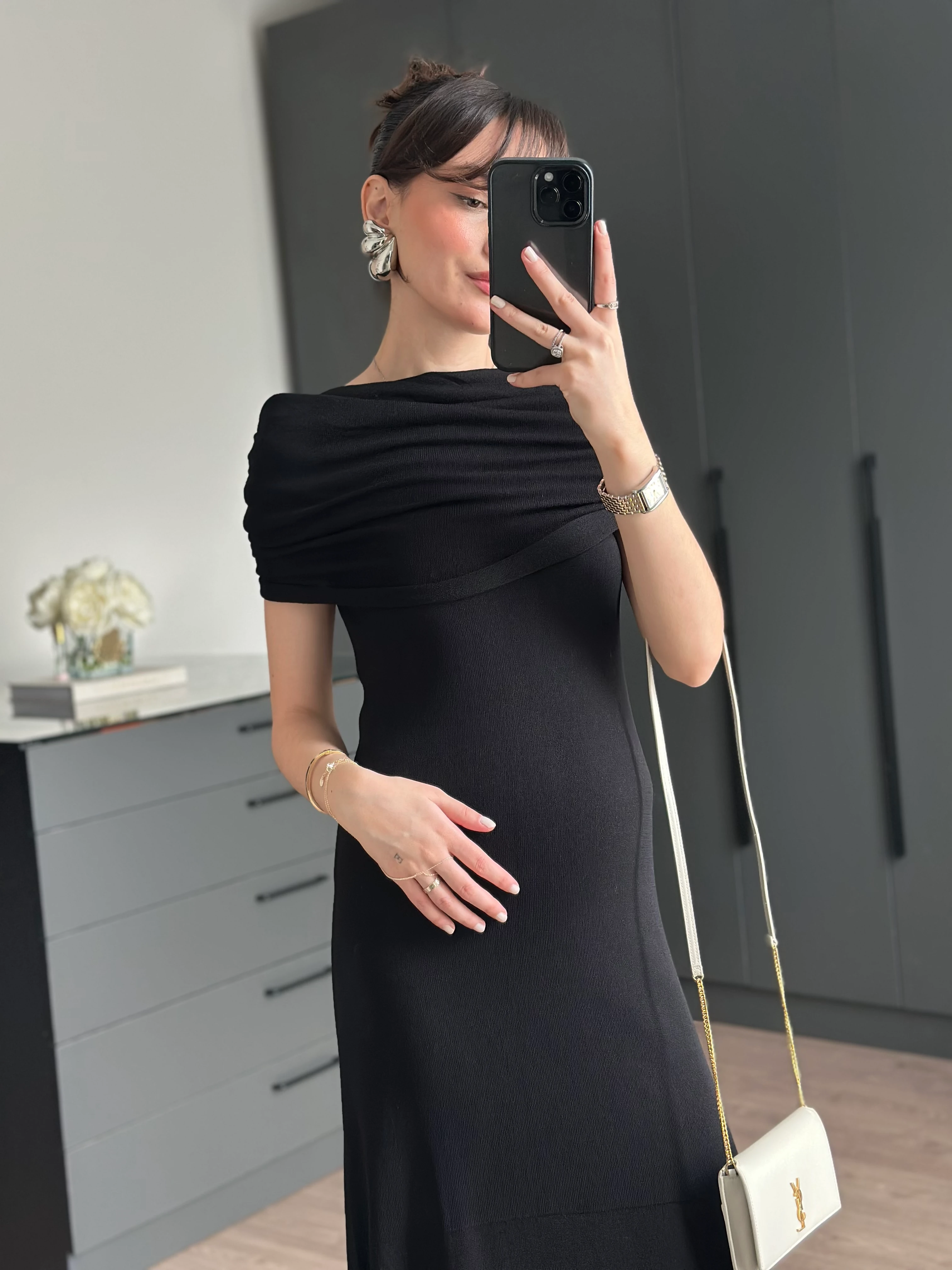 SİYAH YAKA DETAYLI TASARIM TRİKO ELBİSE