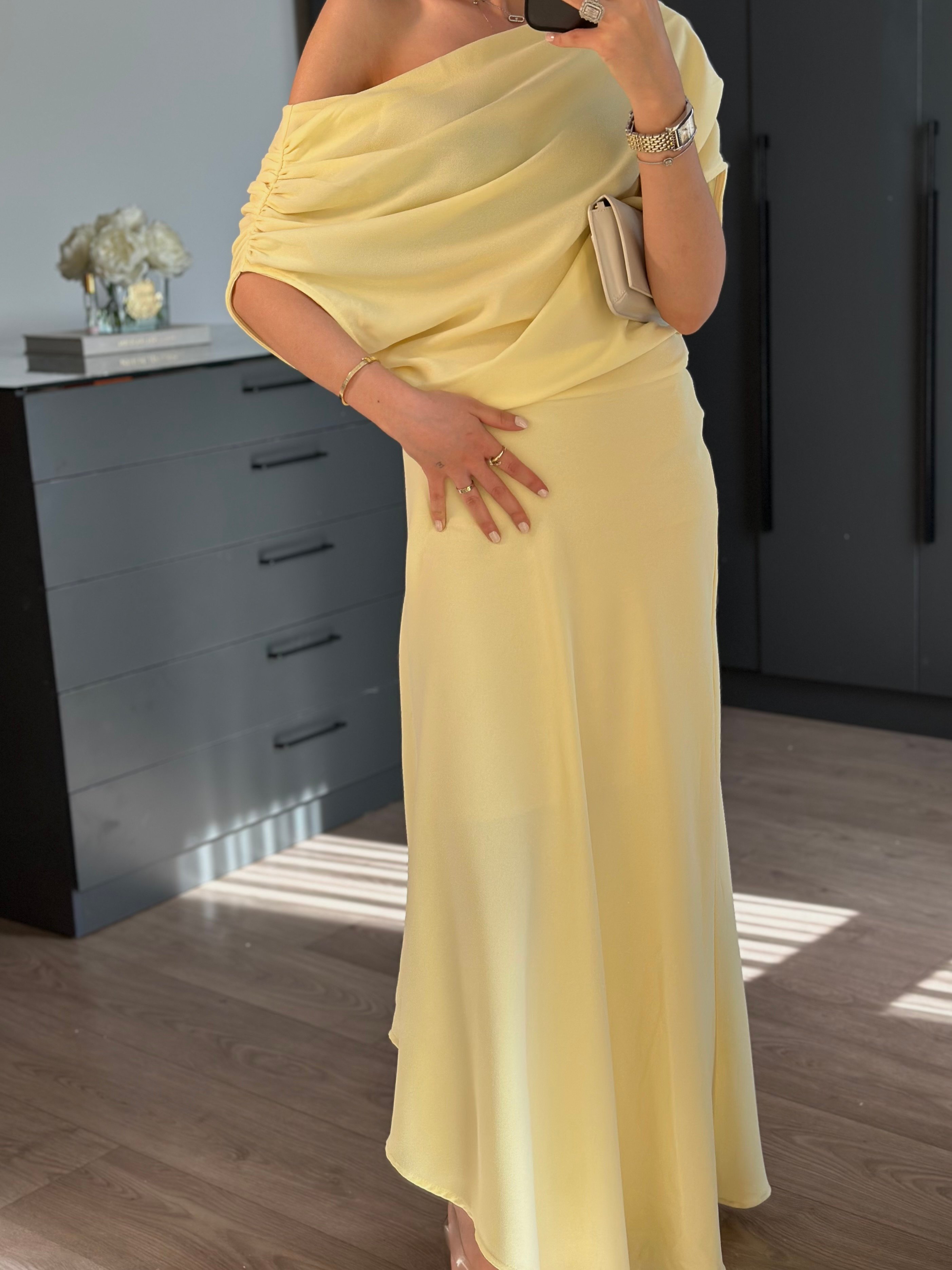 TASARIM YAKA ASİMETRİK SARI ELBİSE