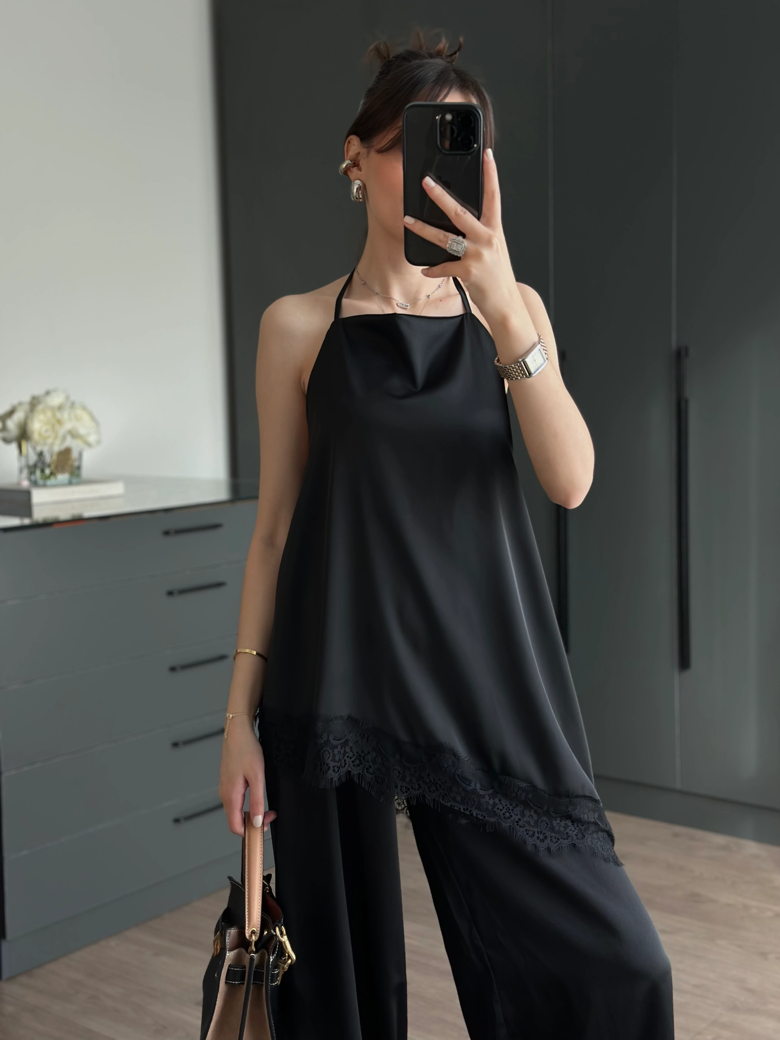 SİYAH DANTEL DETAYLI SATEN BLUZ