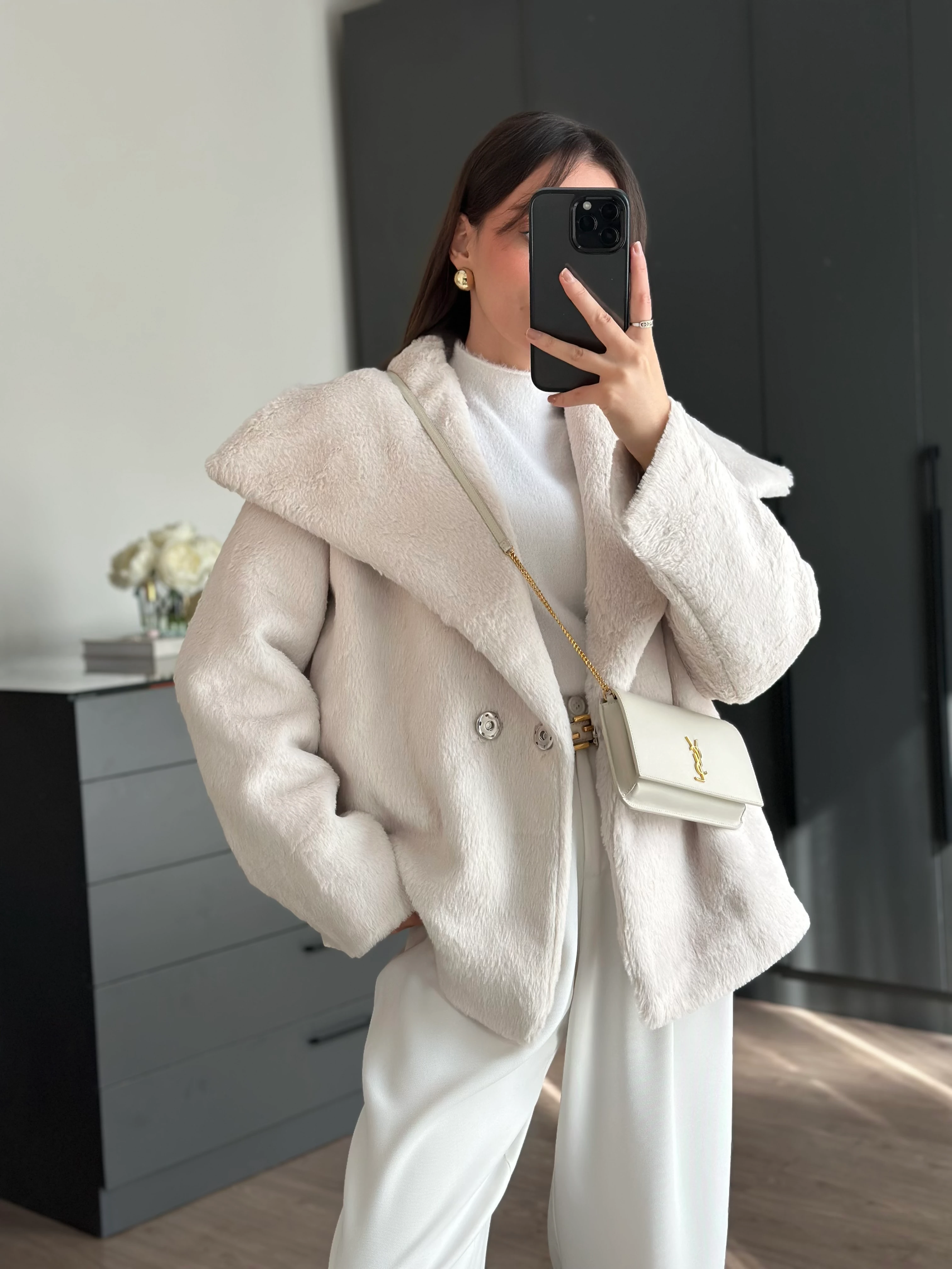 PELUŞ TASARIM YAKA BEYAZ CEKET 