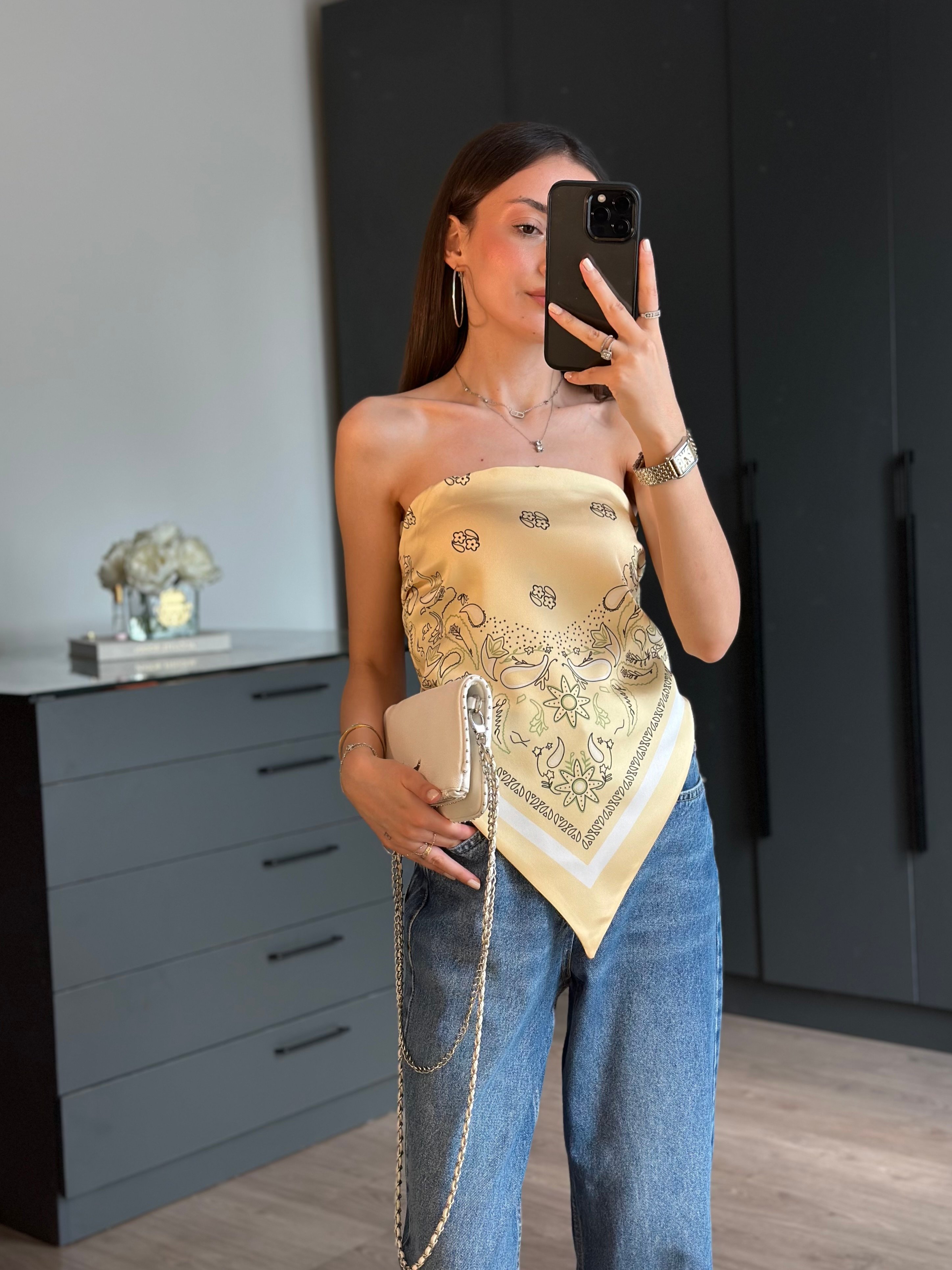 DESENLİ STRAPLEZ SIRT BAĞLAMALI SATEN BLUZ