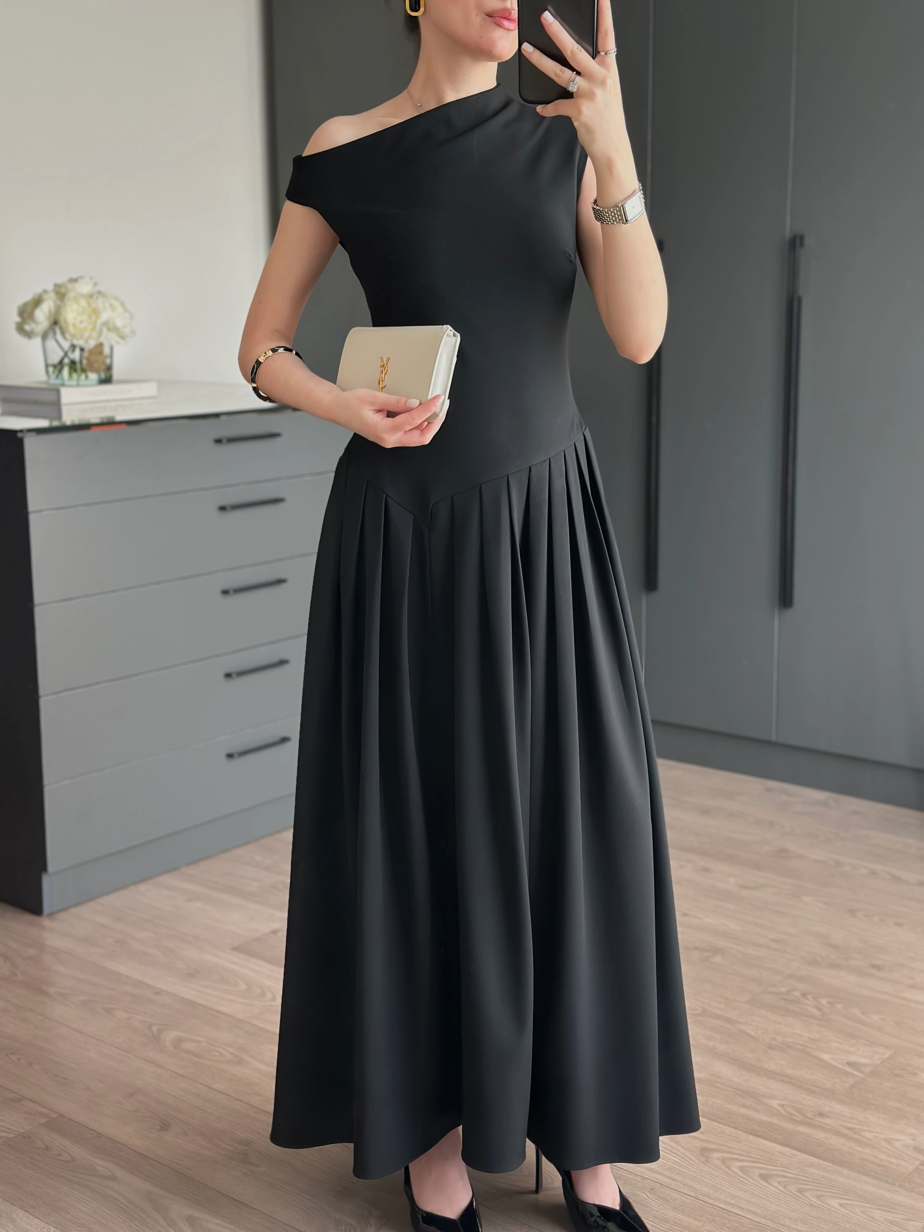 TASARIM KAYIK YAKA PİLELİ ELBİSE - SİYAH