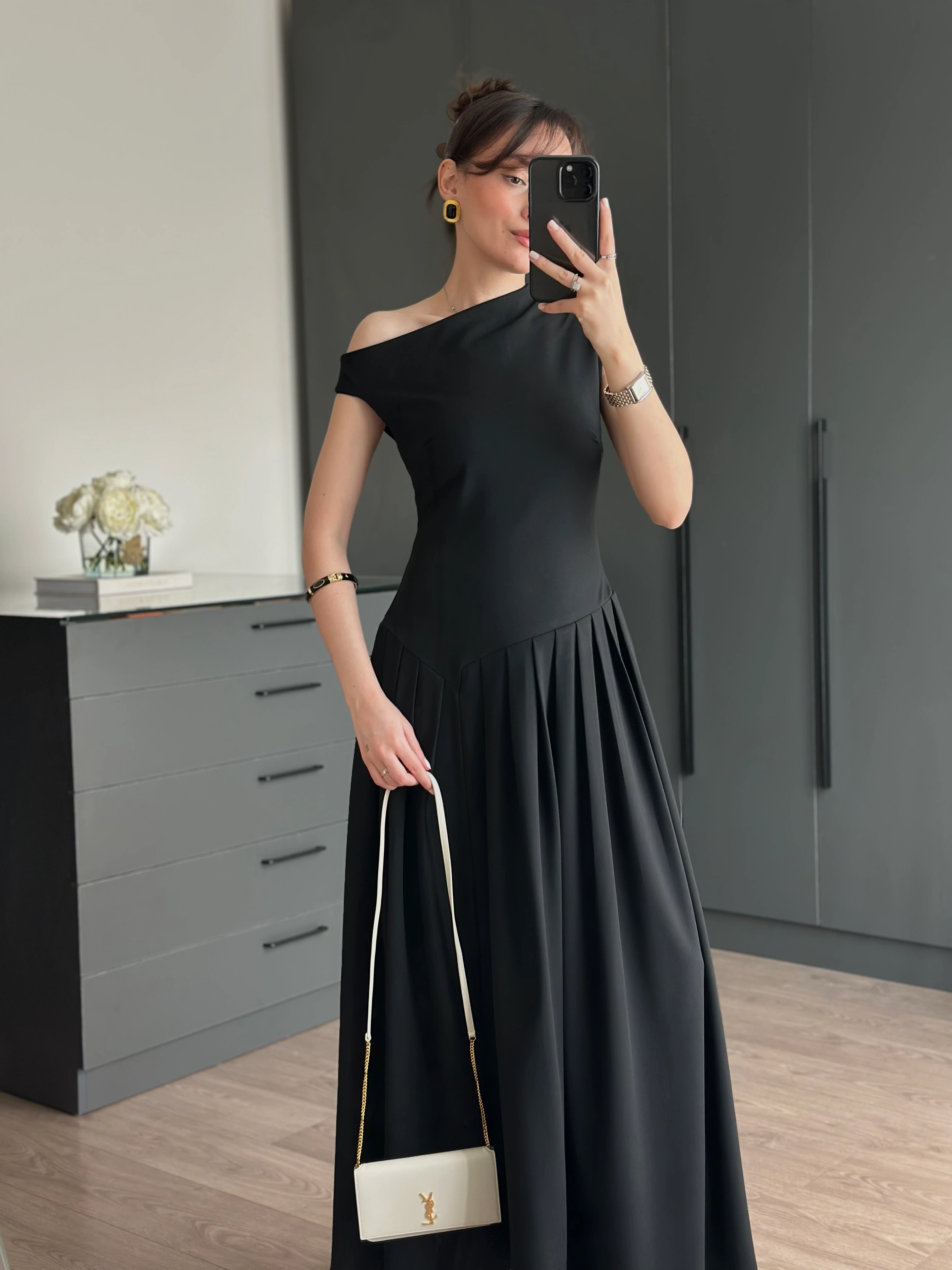 TASARIM KAYIK YAKA PİLELİ ELBİSE - SİYAH