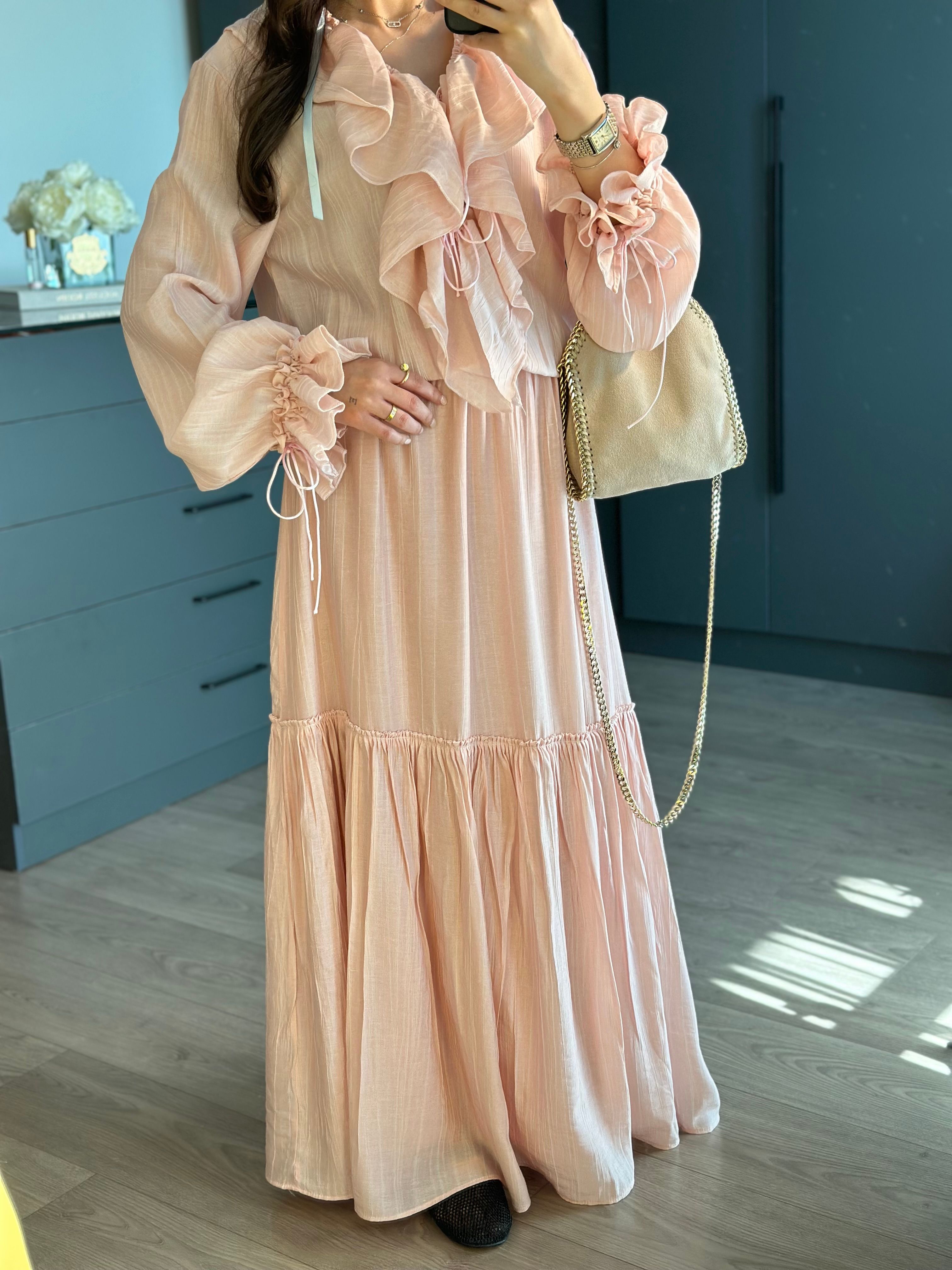 BELLIS TOZ PEMBE FIRFIRLI TASARIM MAXİ ELBİSE