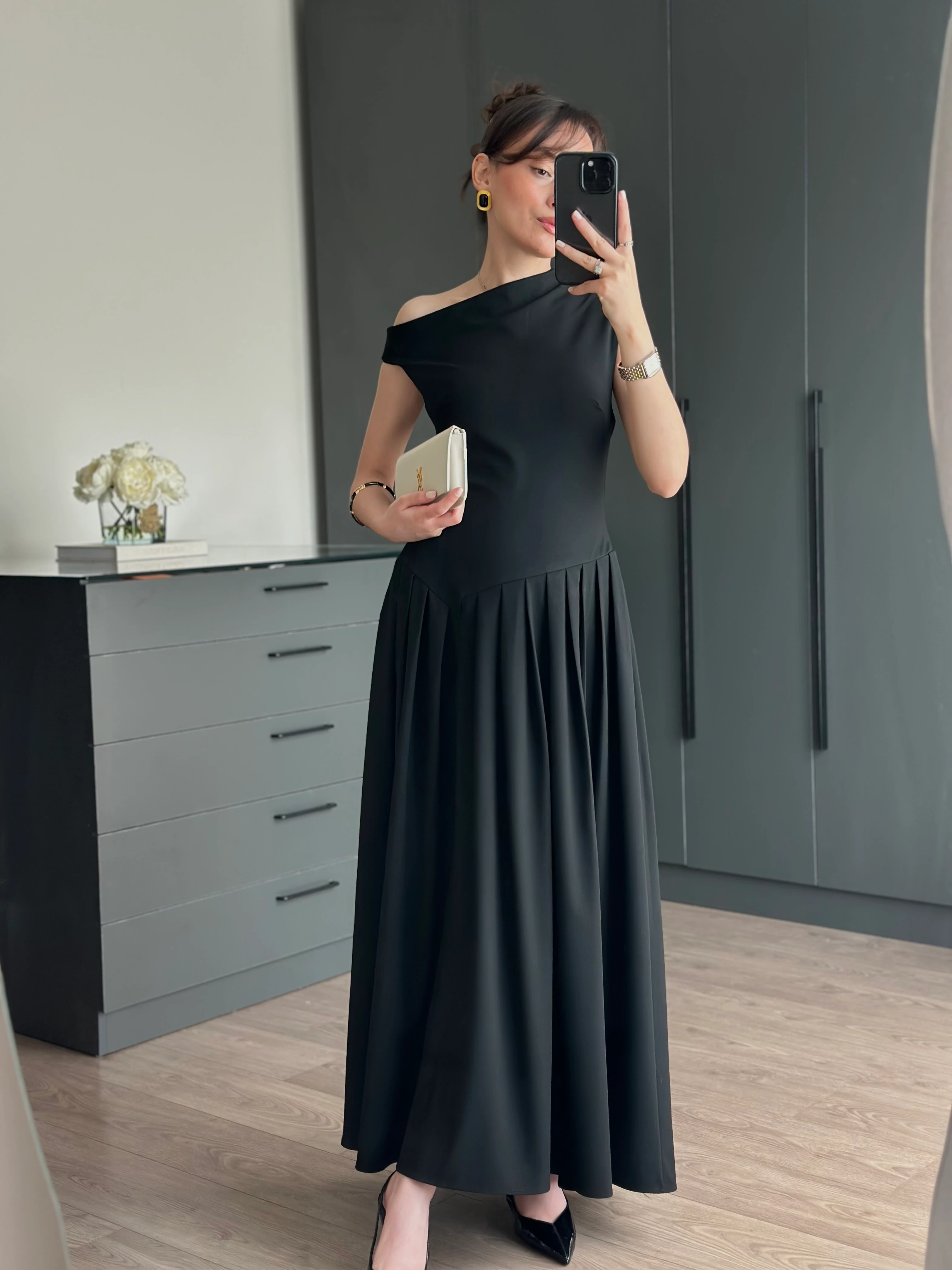 TASARIM KAYIK YAKA PİLELİ ELBİSE - SİYAH