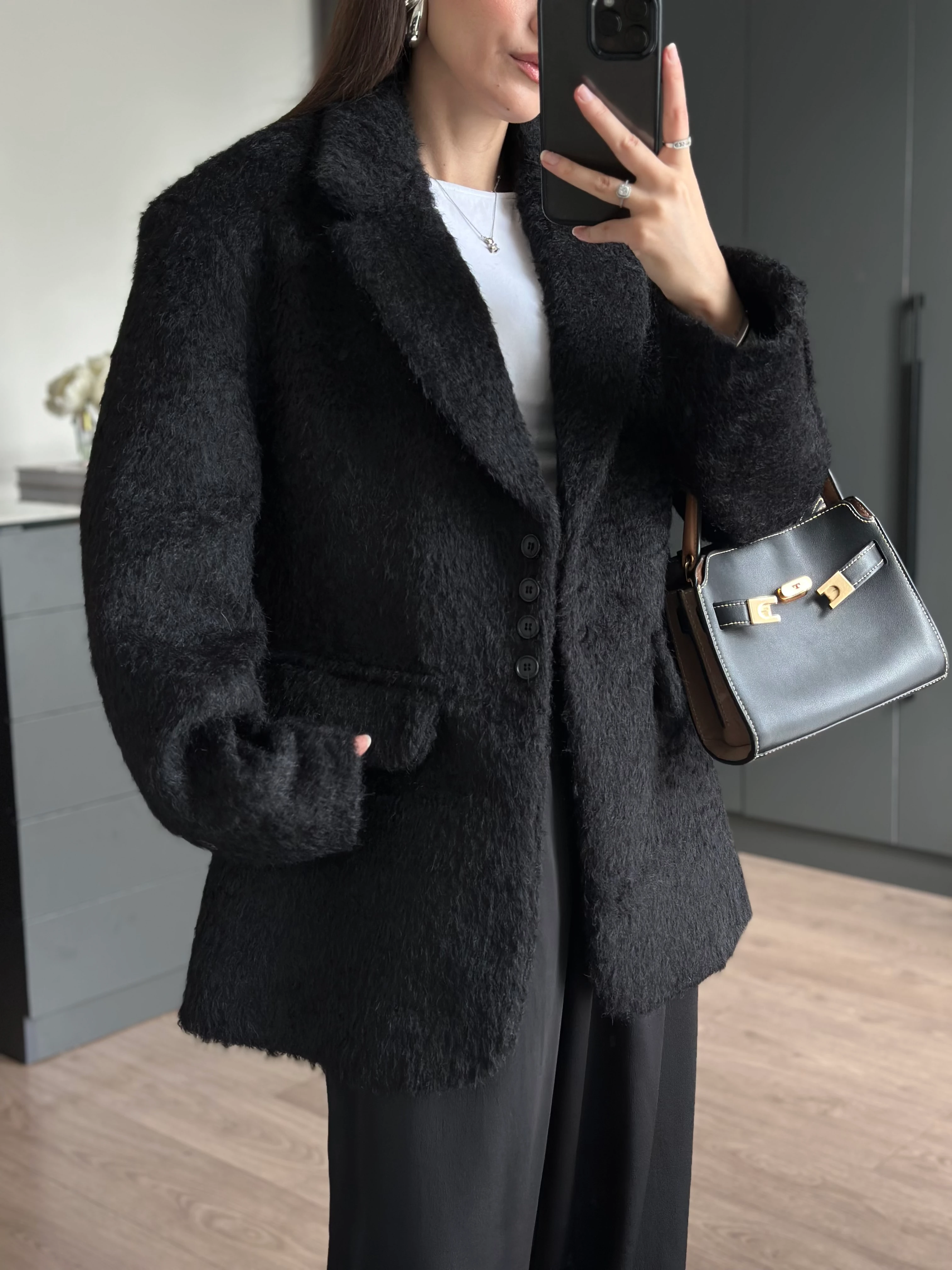 KIRÇILLI TÜYLÜ DÜĞMELİ SİYAH CEKET