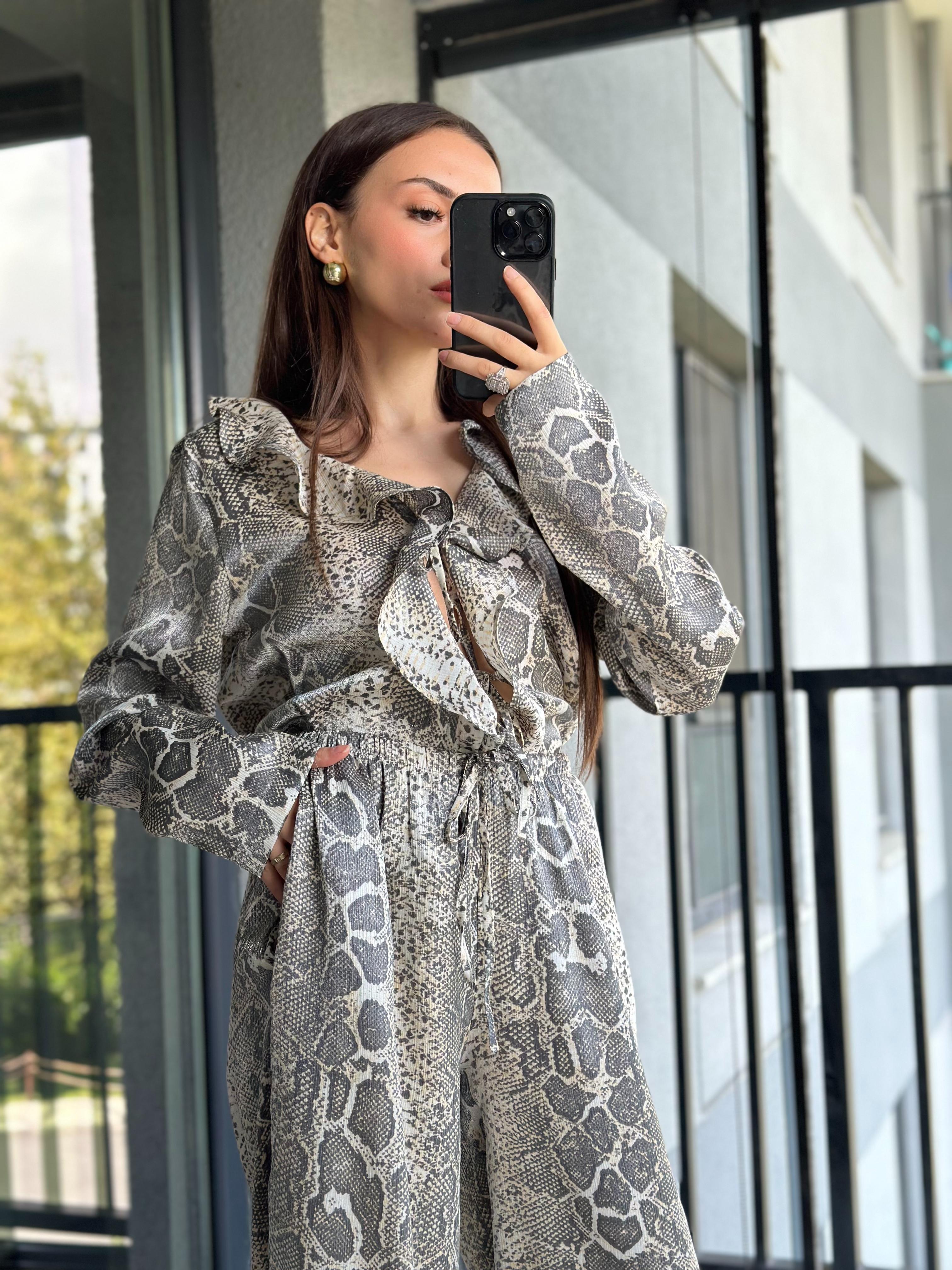 YILAN DERİSİ DESENLİ TAKIM