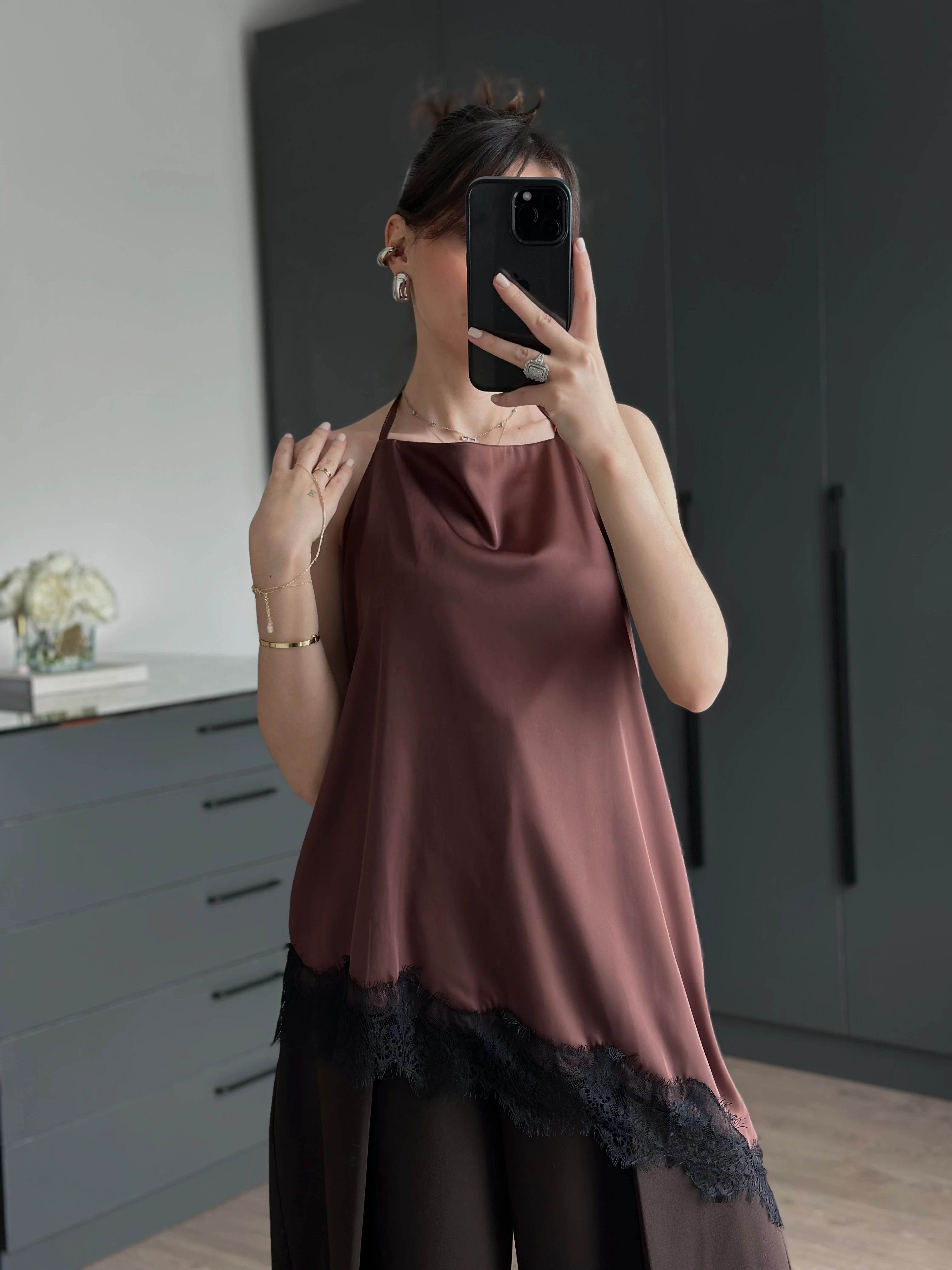 KAHVE DANTEL DETAYLI SATEN BLUZ