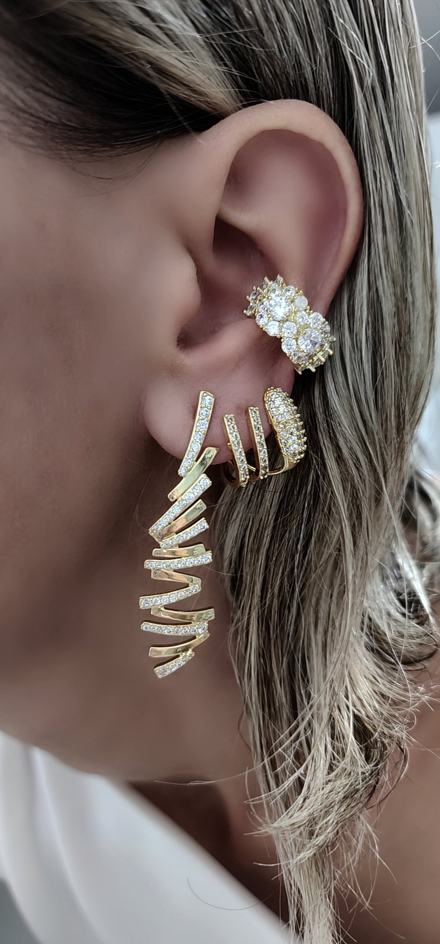 Gold Zirkon Taşlı Sıkıştırmalı Kıkırdak Küpe